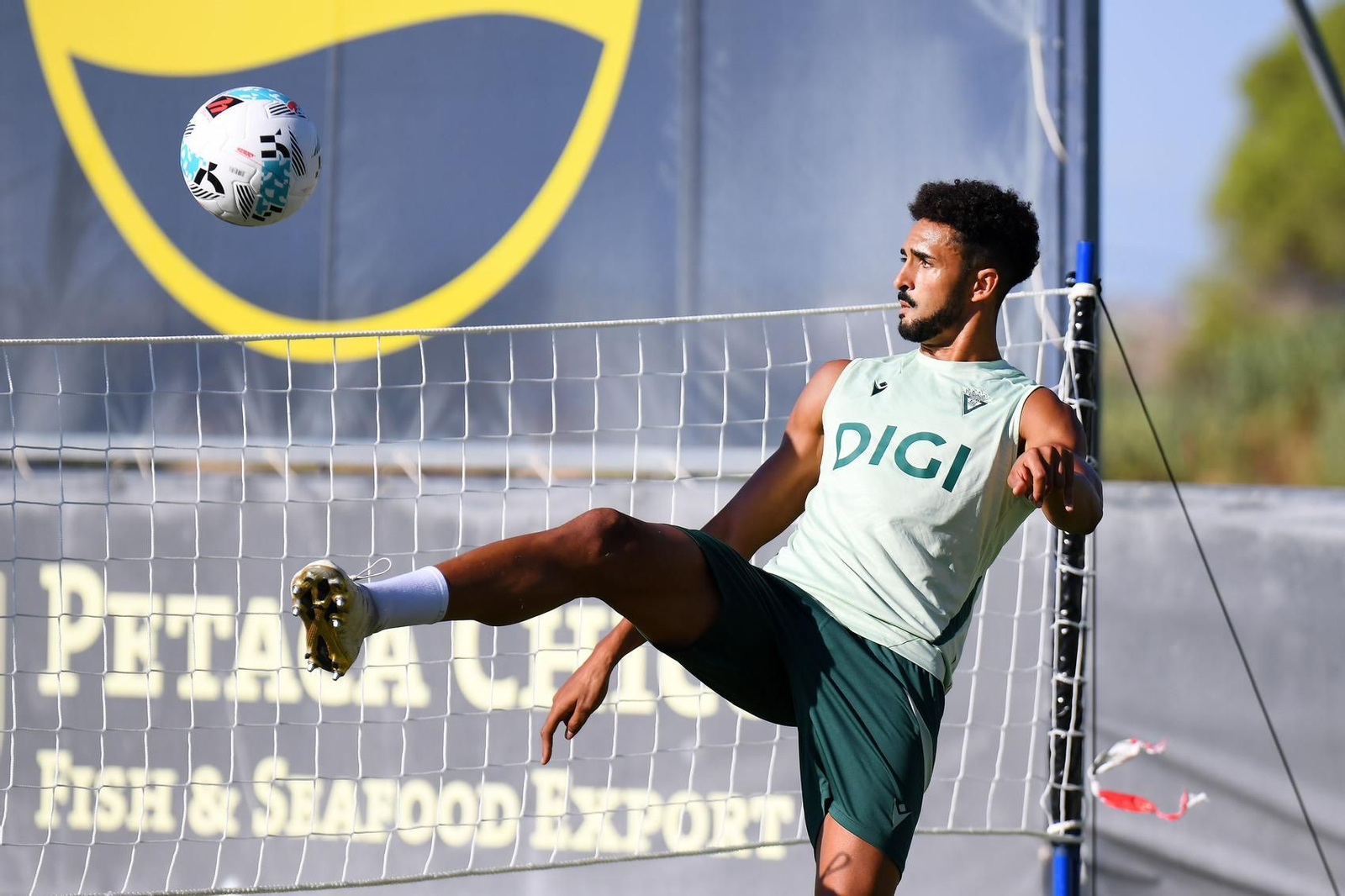 Chris Ramos mantiene en el aire el balón en un entrenamiento.