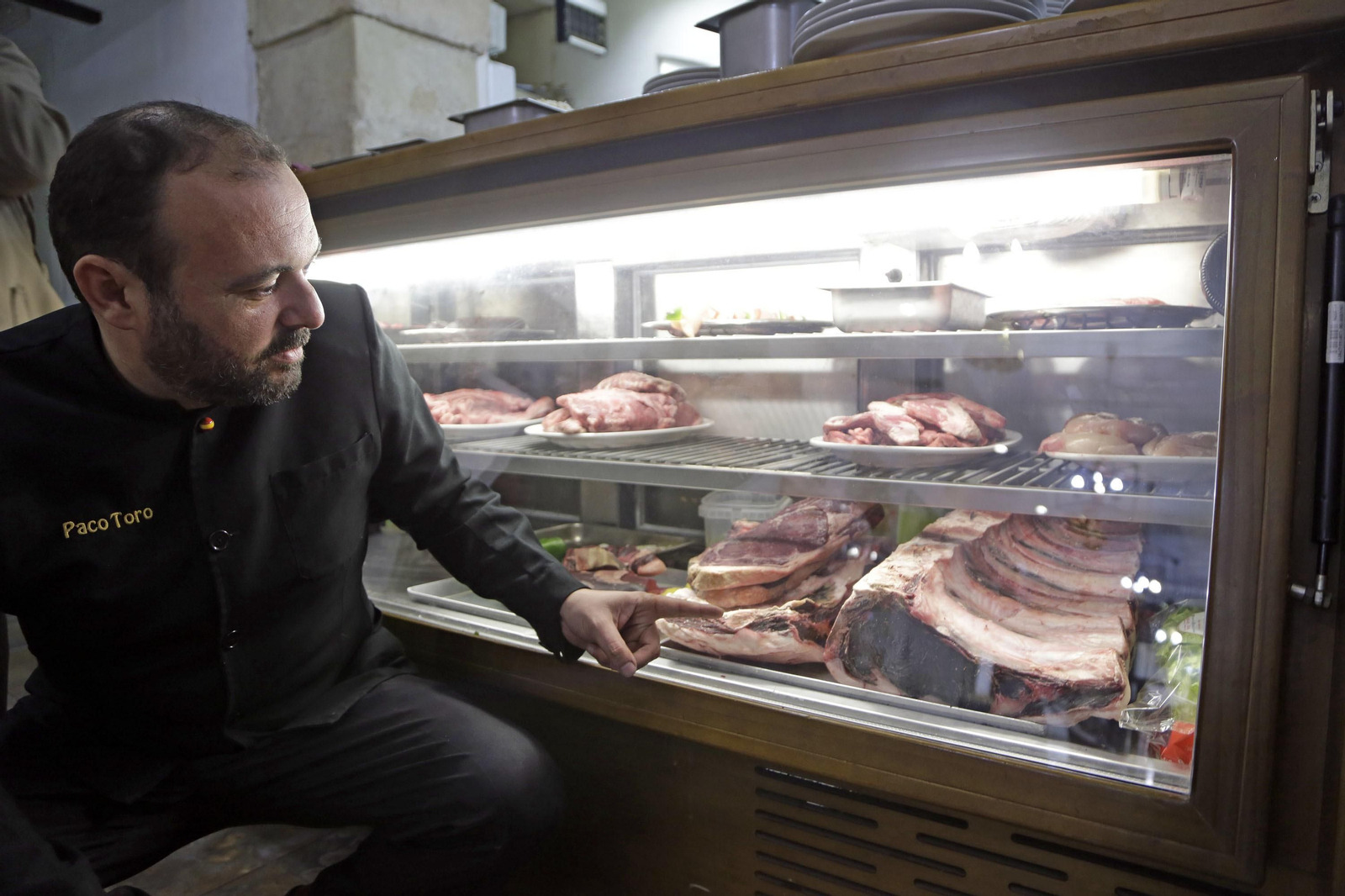 Paco Toro, junto al género que vende en su mesón asador de la calle Porvera.