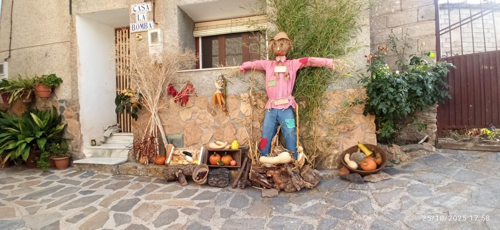 Los 40 vecinos de paja, trapo y cartón de Bacares, en fotos