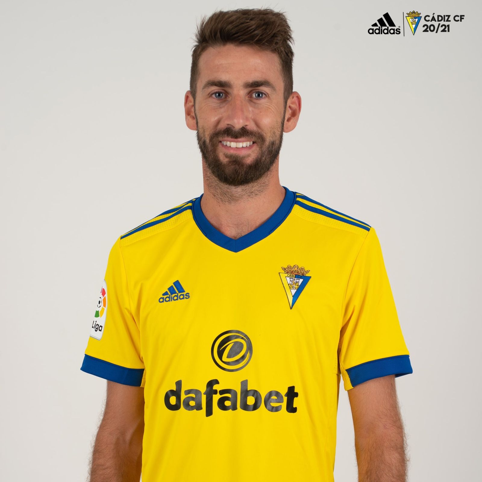 Primera equipación, con las medias amarillas como principal novedad.