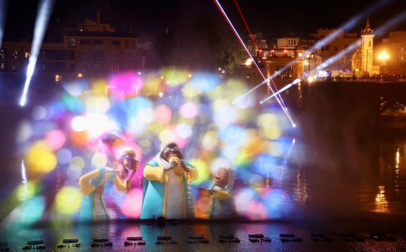 Así es la nueva edición de 'Navigalia': las fotos del espectáculo en el río