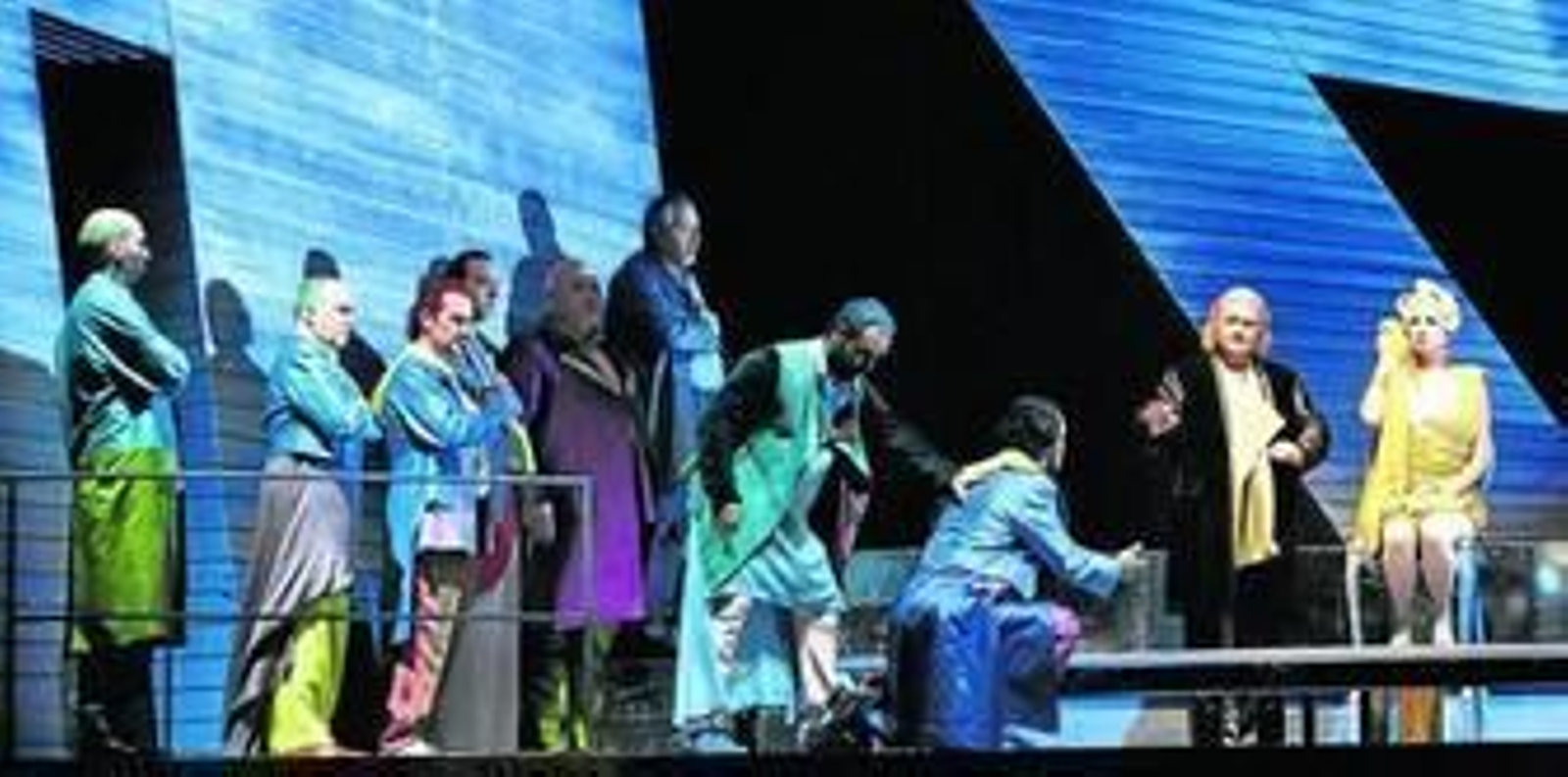 Una de las escenas de 'El rey Candaulo', ópera de Alexander von Zemlinsky que se estrenó escénicamente ayer en España en el Teatro de la Maestranza.
