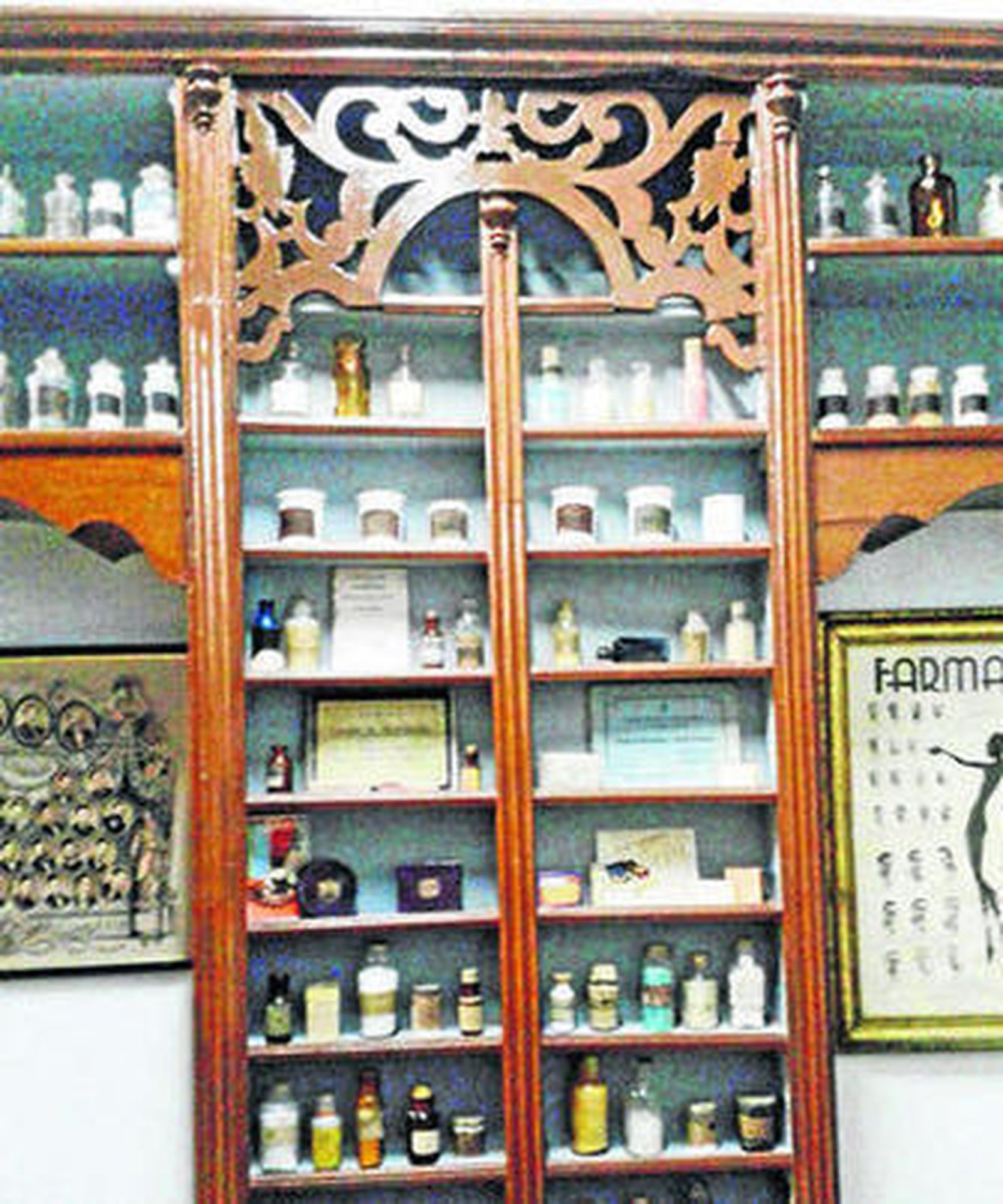 Imagen de la estantería de la farmacia donada.