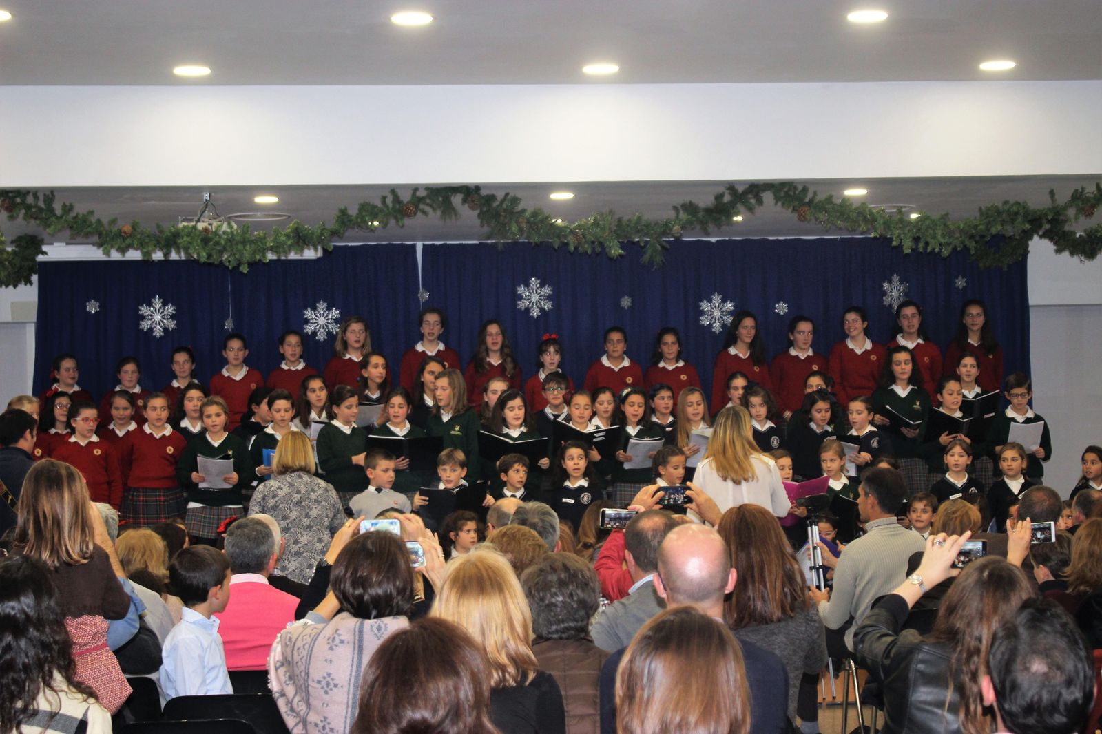 Un momento de la actuación de los coros.