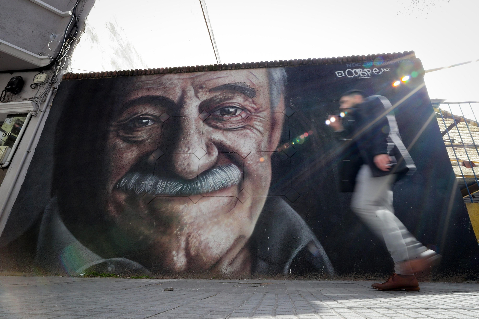 Mural con la imagen de Mario Benedetti en una calle de Montevideo. Mural con la imagen de Mario Benedetti en una calle de Montevideo.