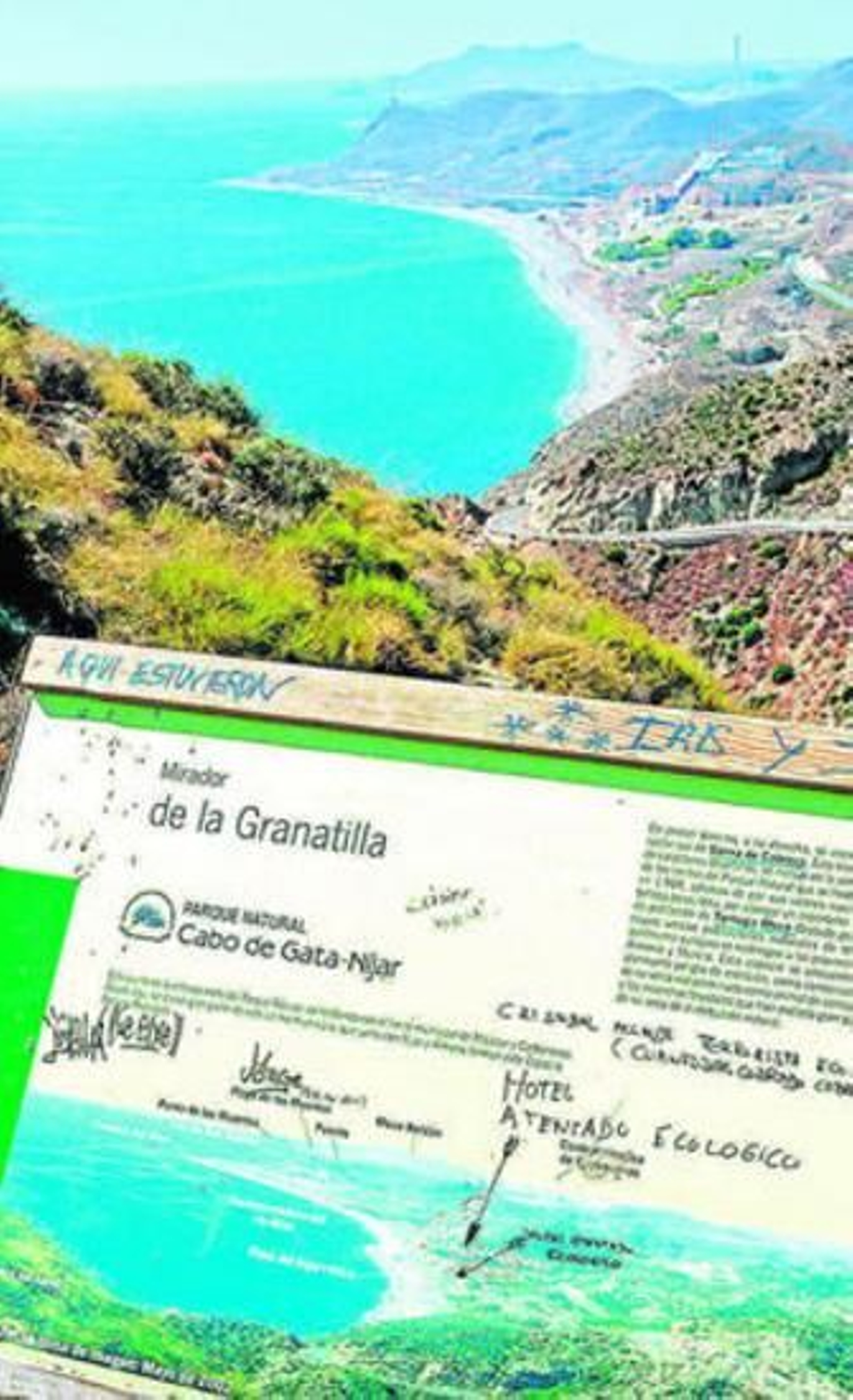Playa de El Algarrobico, al fondo, en el Cabo de Gata.
