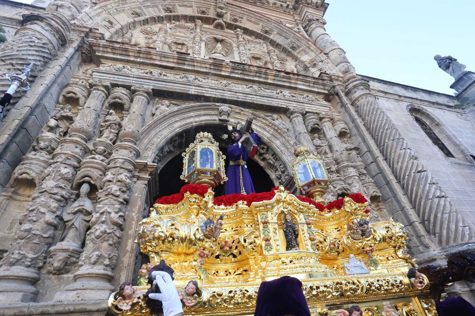 La imagen de Nuestro Padre Jesús Nazareno, saliendo de la Iglesia Mayor Prioral.