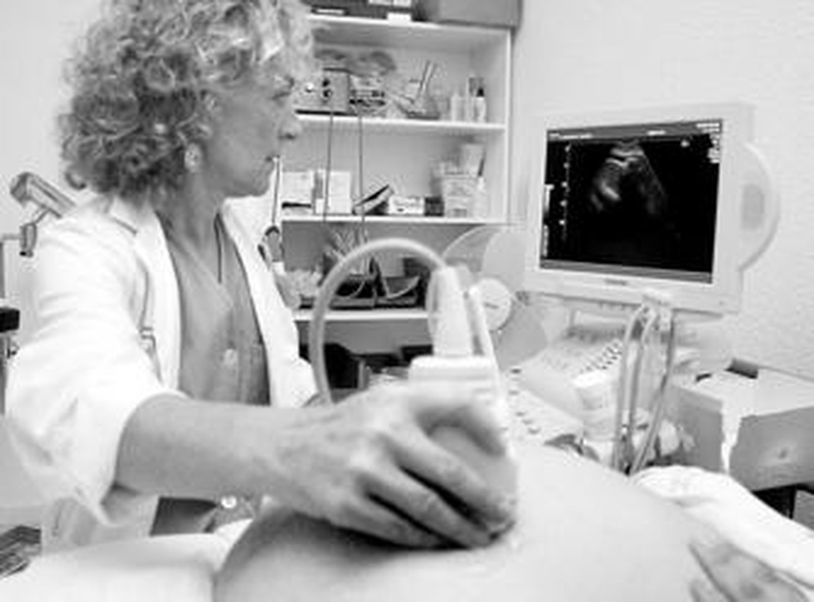 Una ginecóloga realiza una ecografía a una paciente.