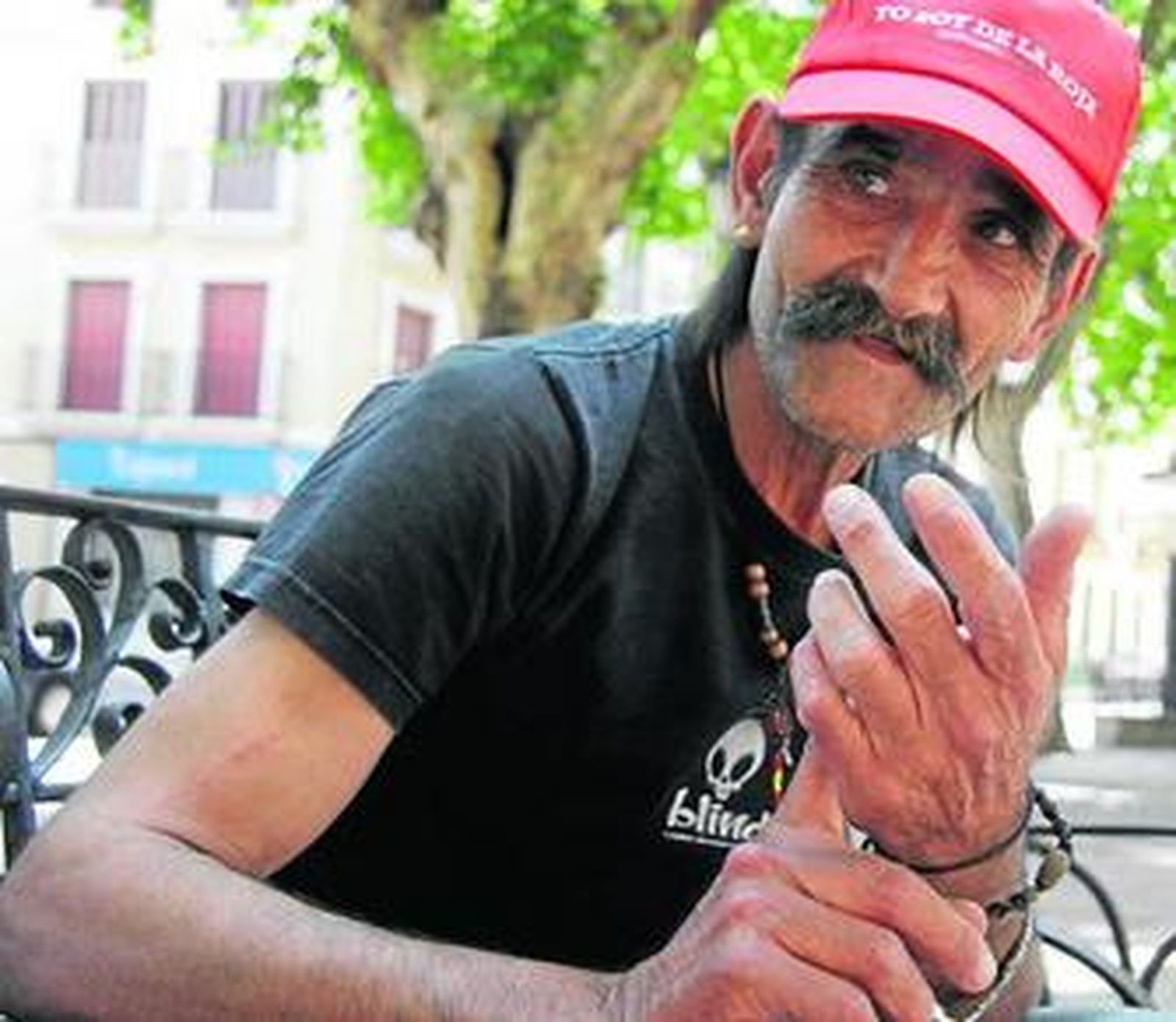 José Almansa, ayer, en la plaza de San Lorenzo donde lleva viviendo casi veinte años.
