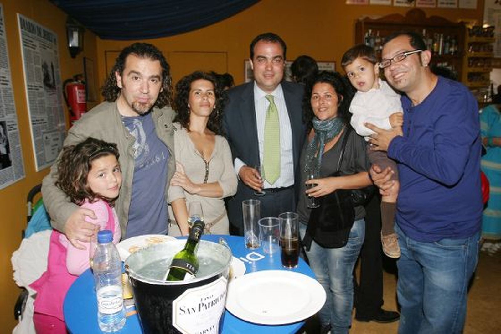 David Lagos, su mujer, la cantaora Melchora Ortega, y su niña, David Fernándezy El Londro con su hijo y su mujer.

Foto: Vanesa Lobo