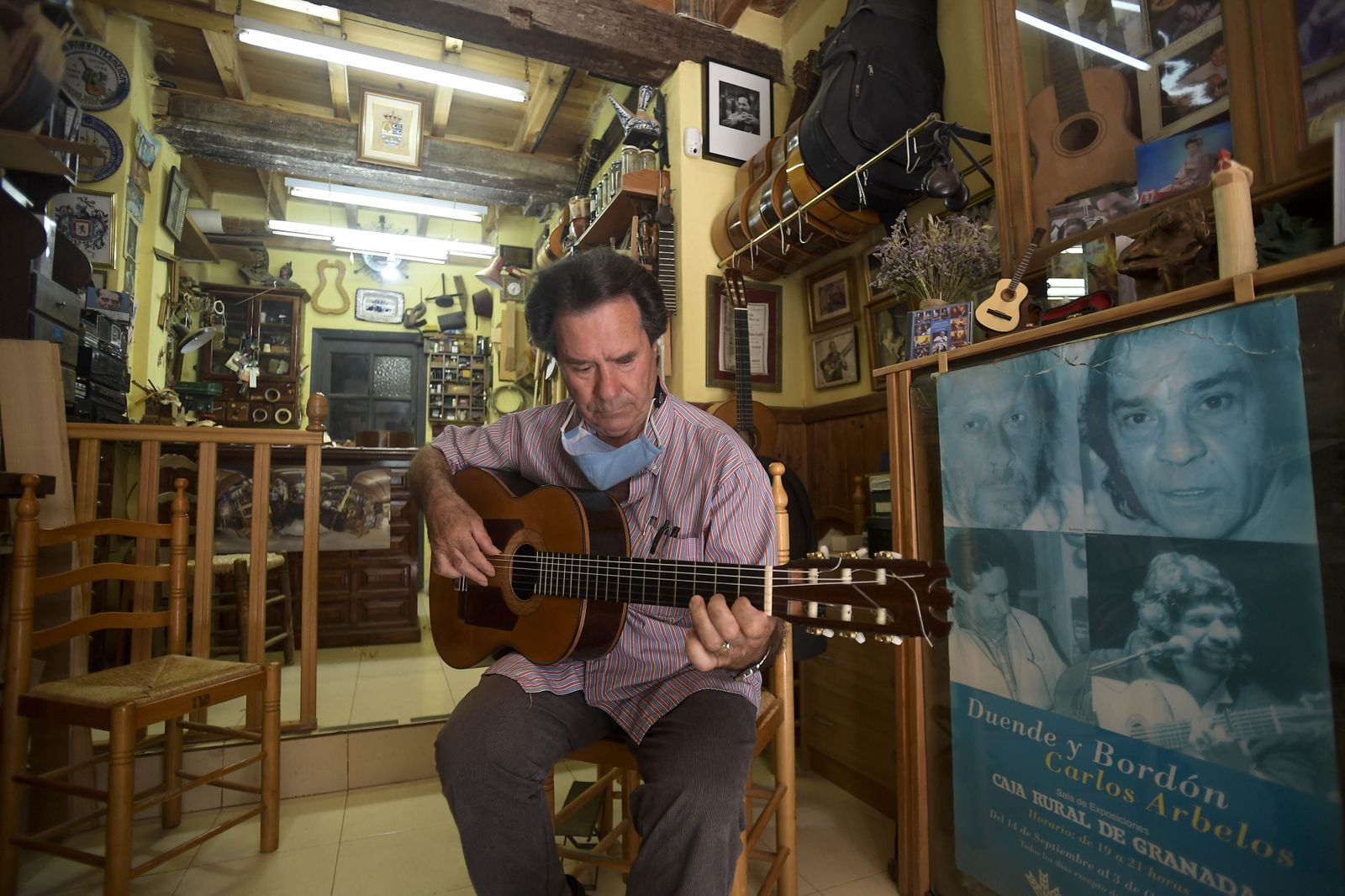 Francisco Manuel Díaz, el lutier decano de España, en su tienda de la Cuesta de Gomérez de Granada.