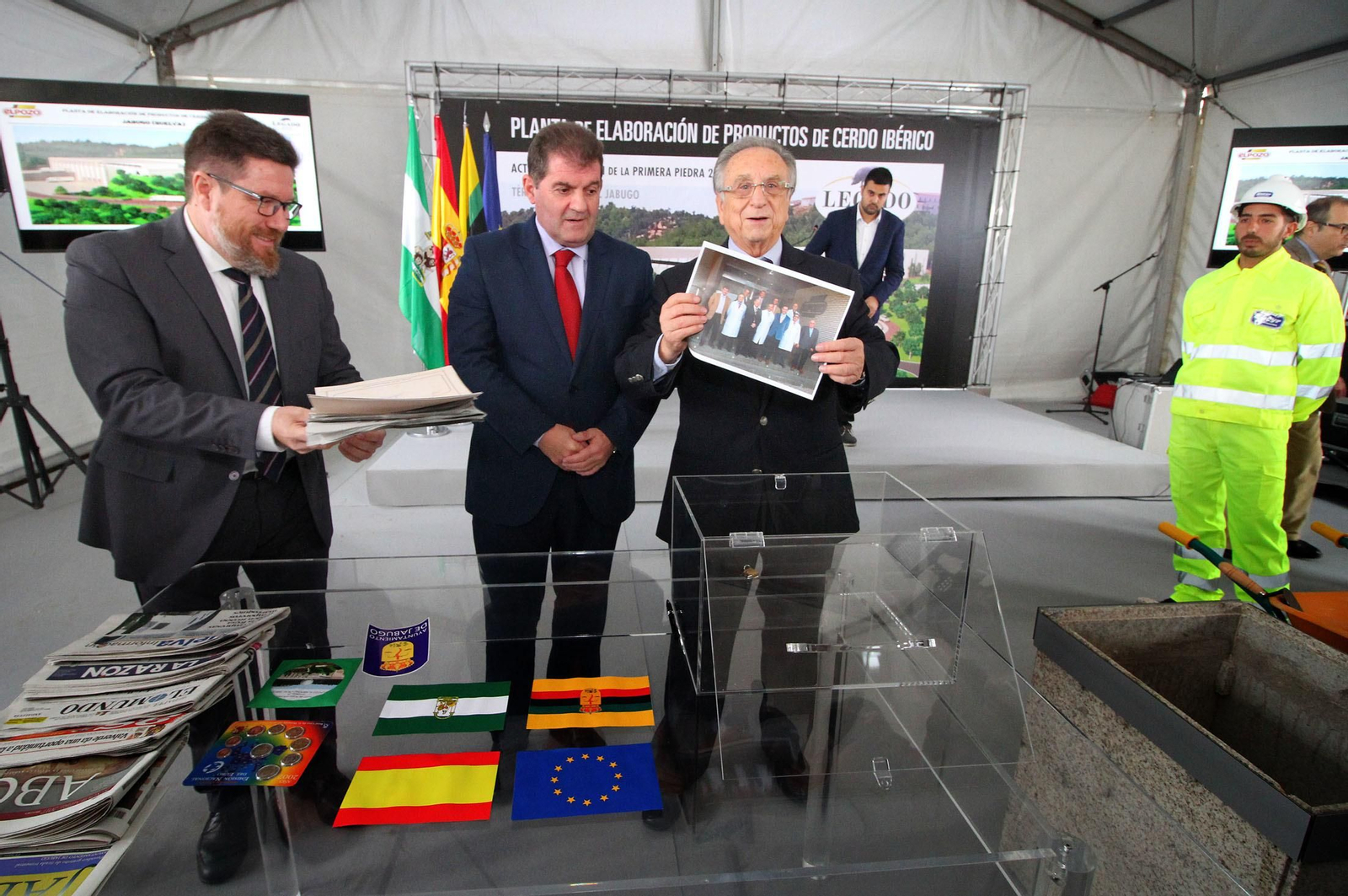 Imágenes de la colocación de la primera piedra de la planta de ElPozo en Jabugo.