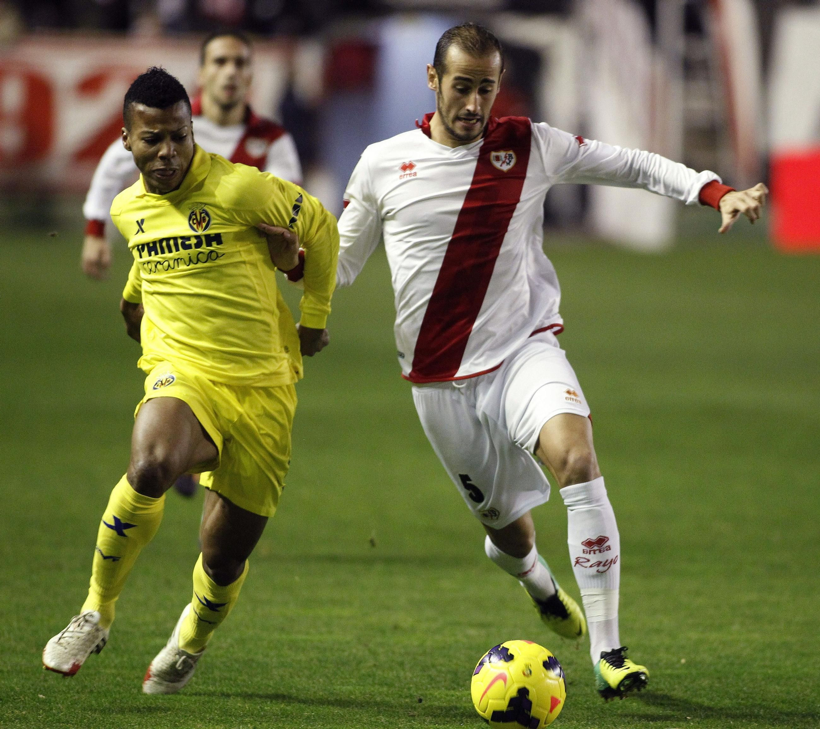 Pugna por un balón entre Uche y Álex Gálvez, durante su etapa en el Rayo Vallecano.