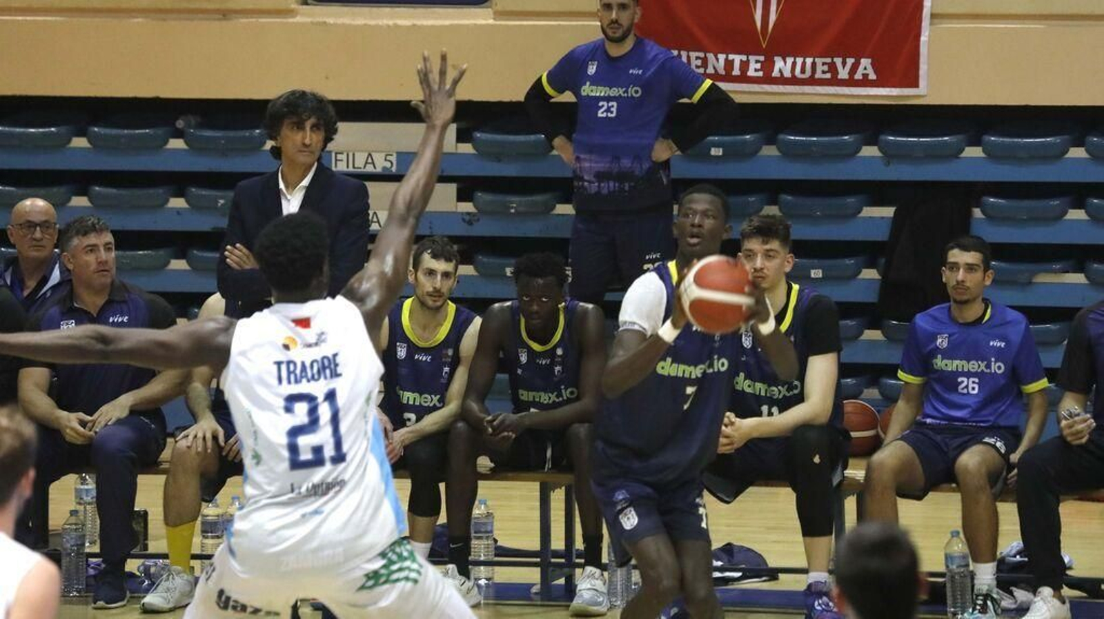 Thiam se dispone a lanzar ante la mirada de Malla y el banquillo.