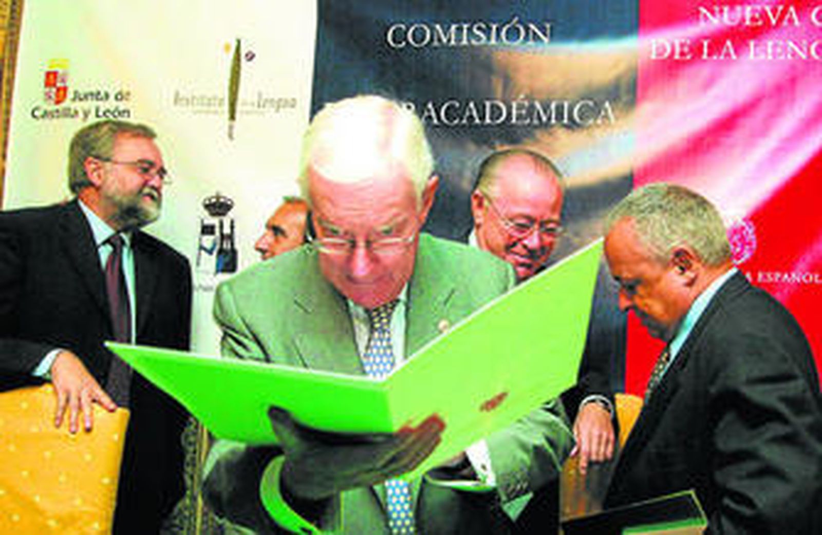Víctor García de la Concha (centro) e Ignacio Bosque (izquierda), durante una Comisión Interacadémica para consensuar el texto.