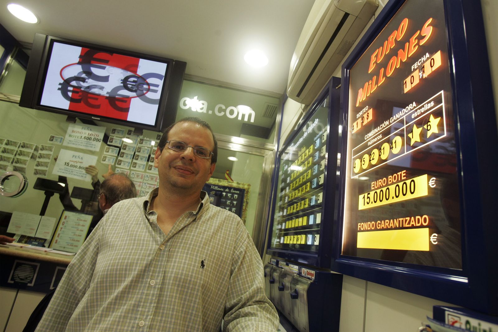 Emilio Paredes, en una imagen de archivo, desde su despacho de Loterías en la calle Acacias de Cádiz.