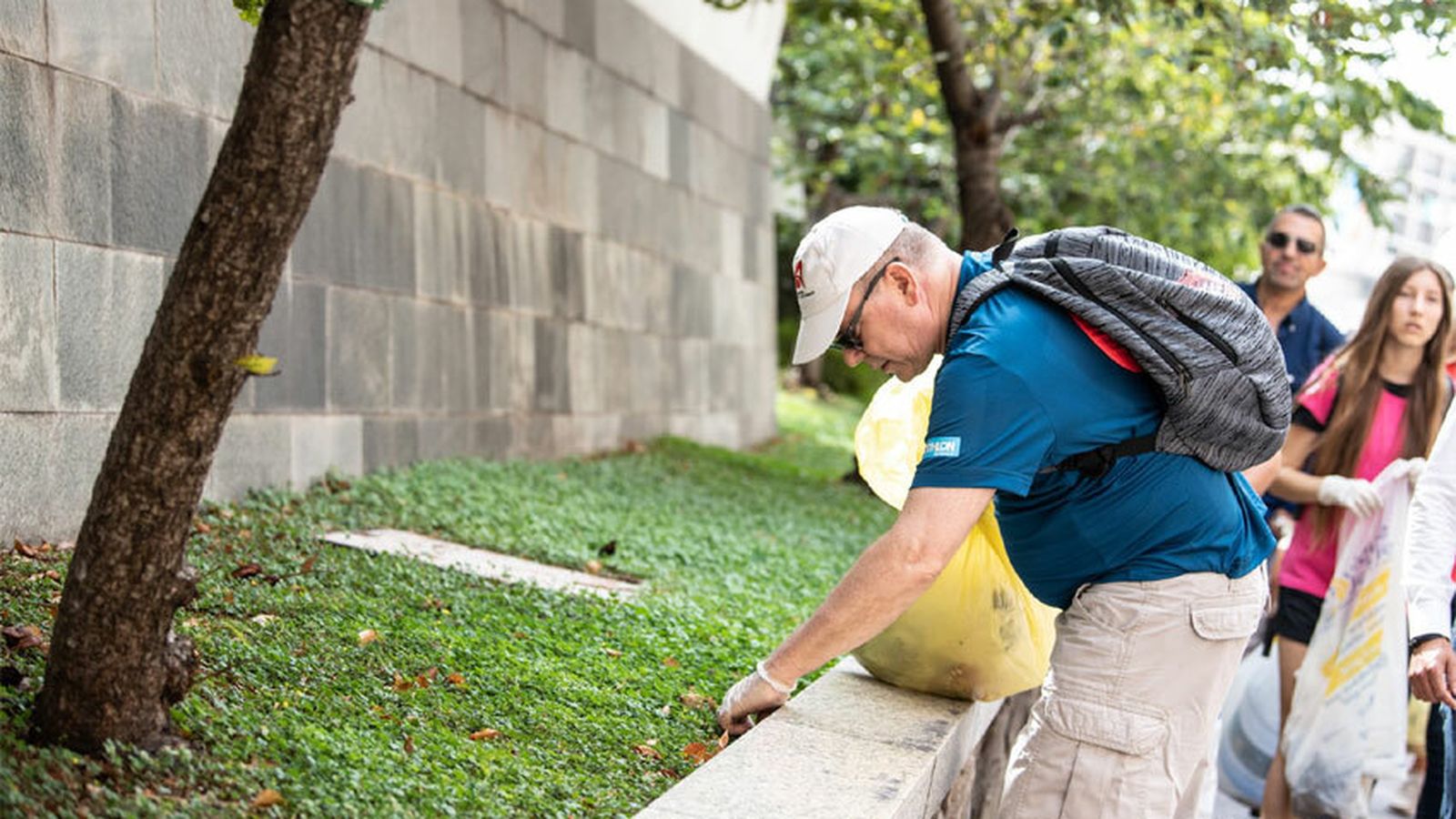 Alberto de Mónaco limpiando un parque del Principado el pasado 21 de septiembre, Día de la Limpieza de basuras.