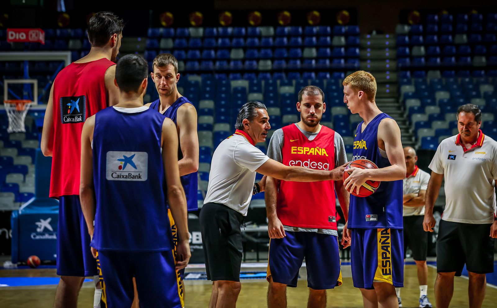 Scariolo dialoga con Quino Colom y Alberto Díaz en la concentración de España en Málaga.