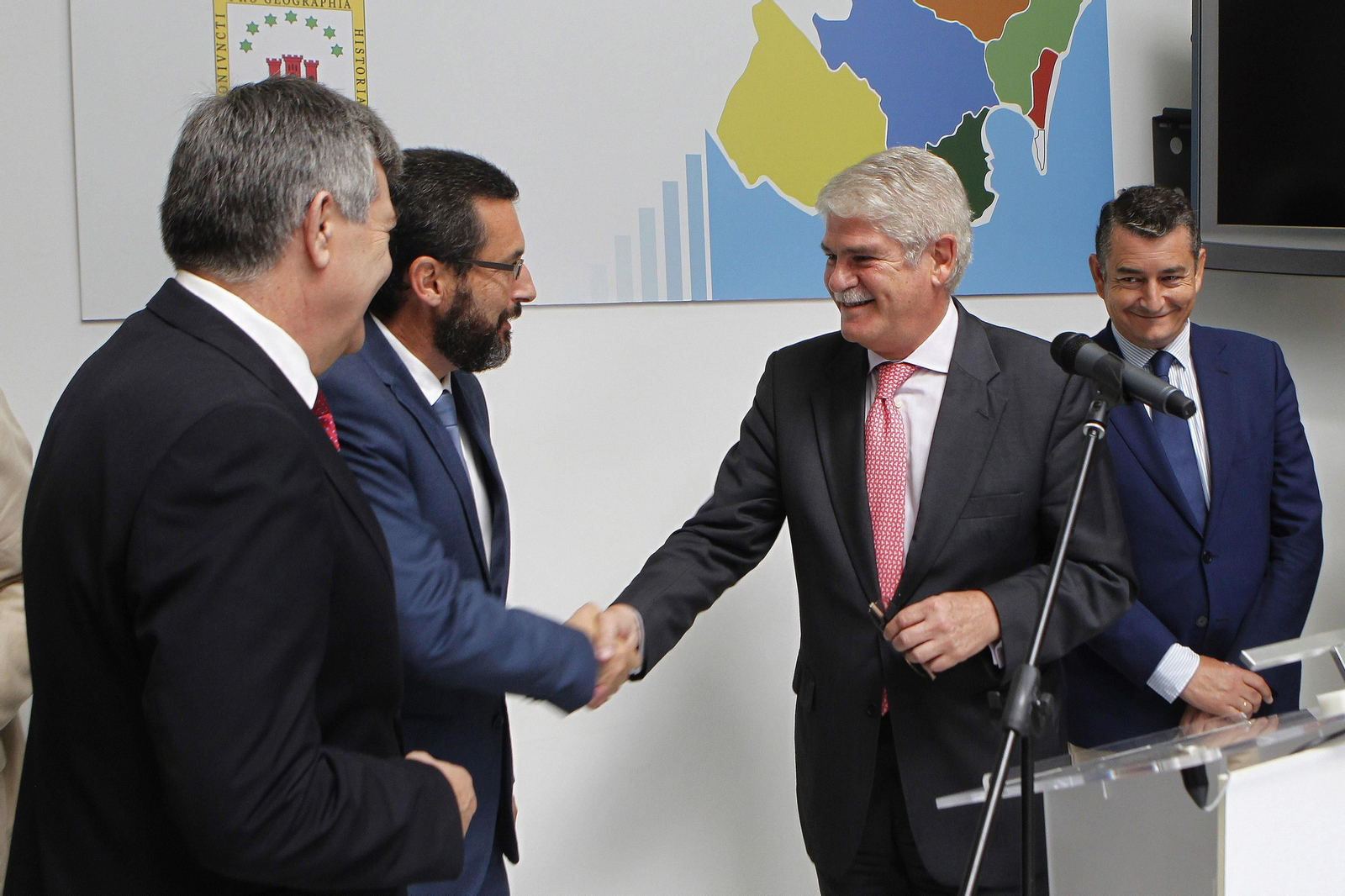 Juan Franco y Alfonso Dastis se estrechan la mano en la visita del ministro a la comarca en septiembre.