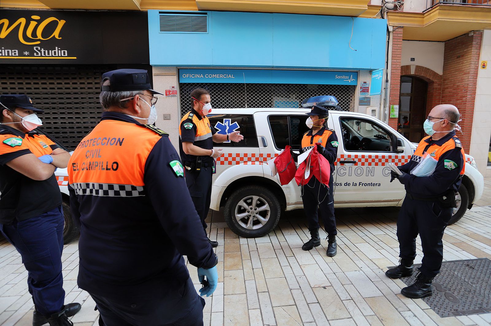 Imágenes de los cuerpos de Protección Civil recibiendo mascarillas de la Subdelegación del Gobierno