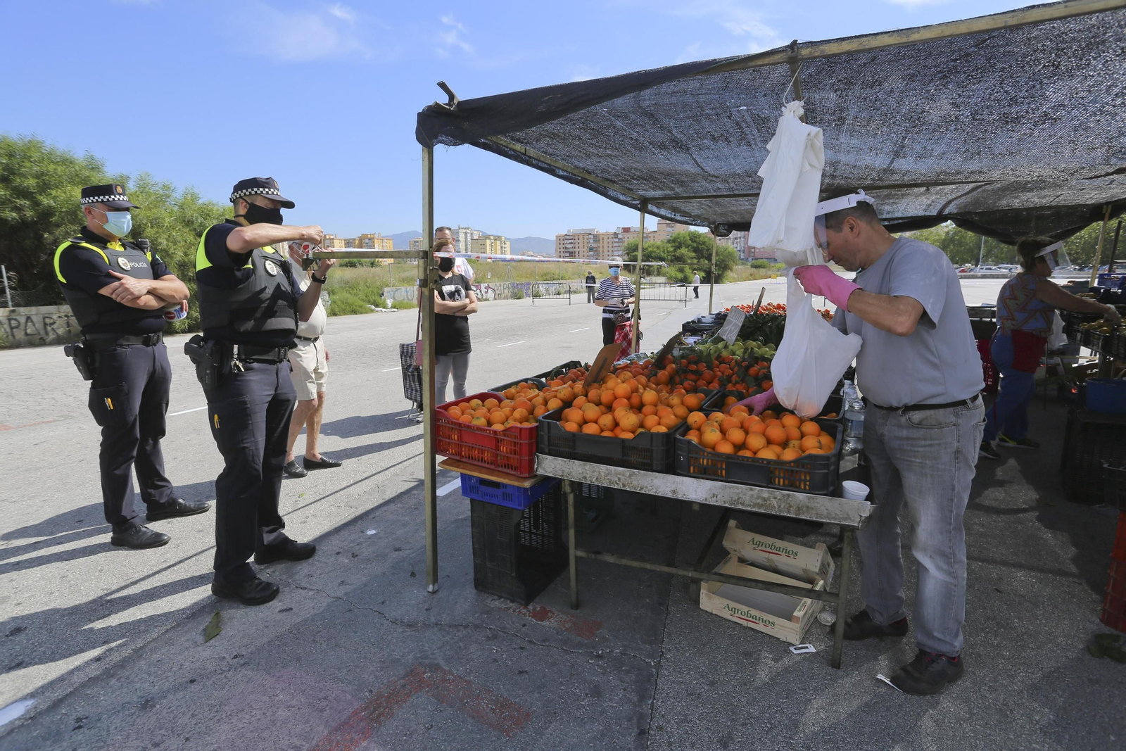 Las fotos del mercadillo de Huelin, en Málaga, en su primer día de desescalada