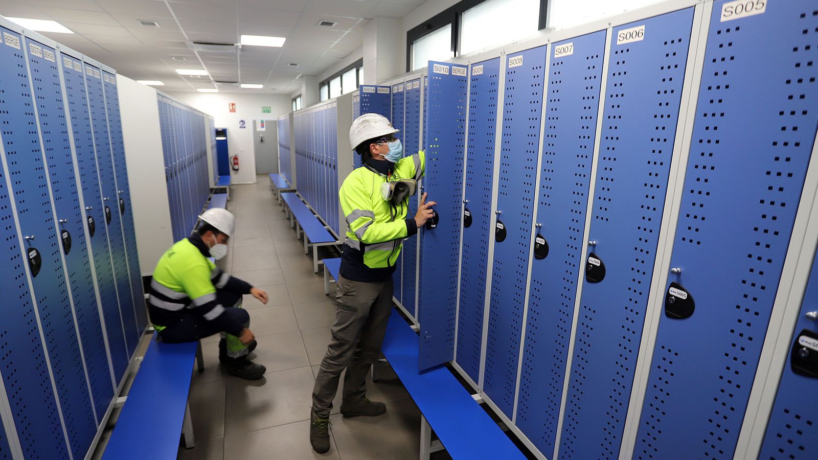 Trabajadores en la zona de vestuarios.