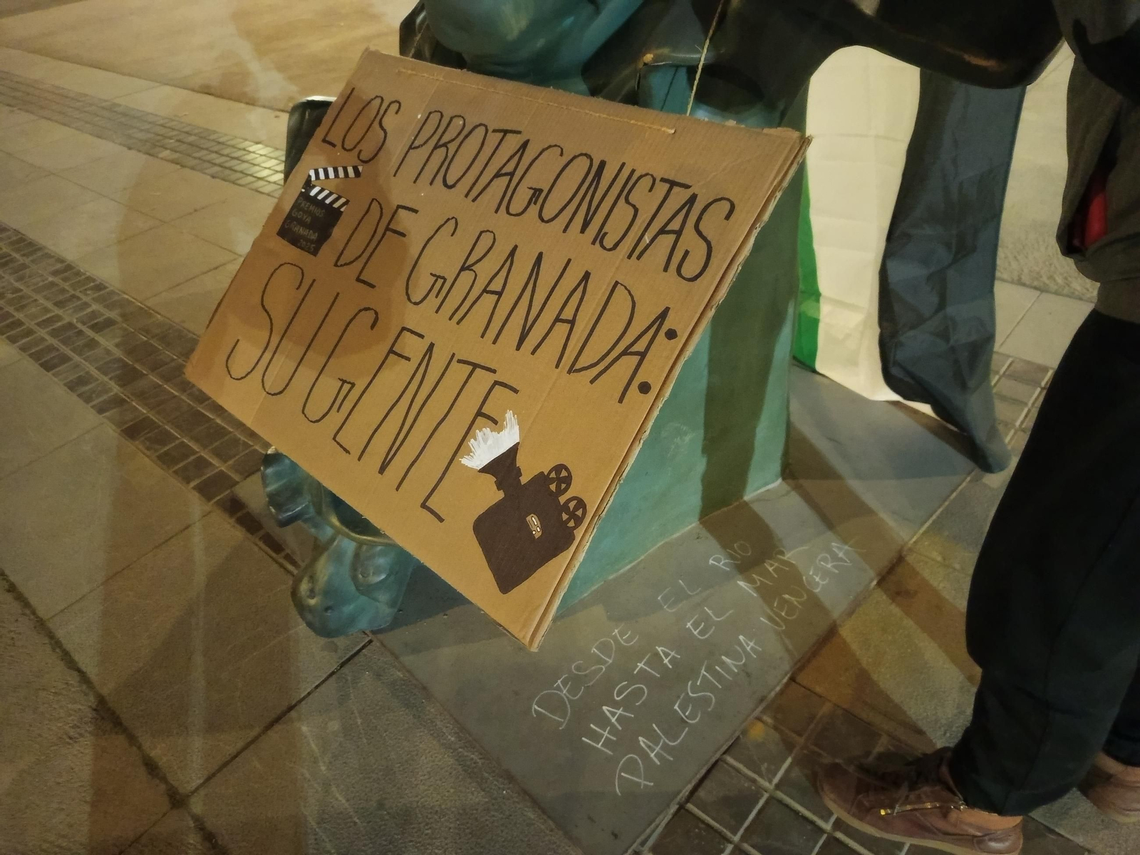 Las imágenes de las pintadas a los bustos de los Premios Goya de Granada