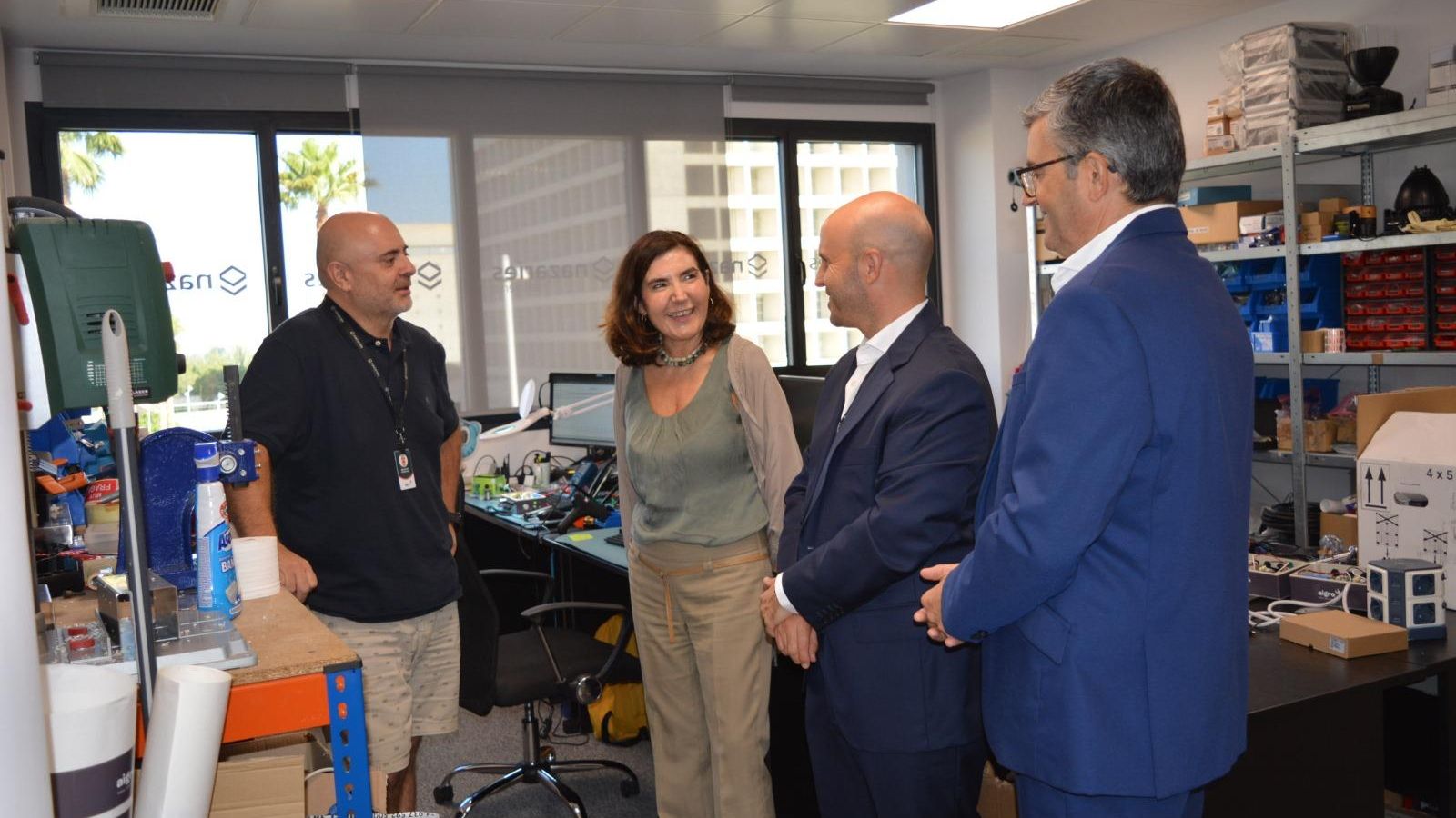 La consejera de Empleo, Rocío Blanco, durante la visita que ha realizado a la empresa Nazaríes Intelligenia