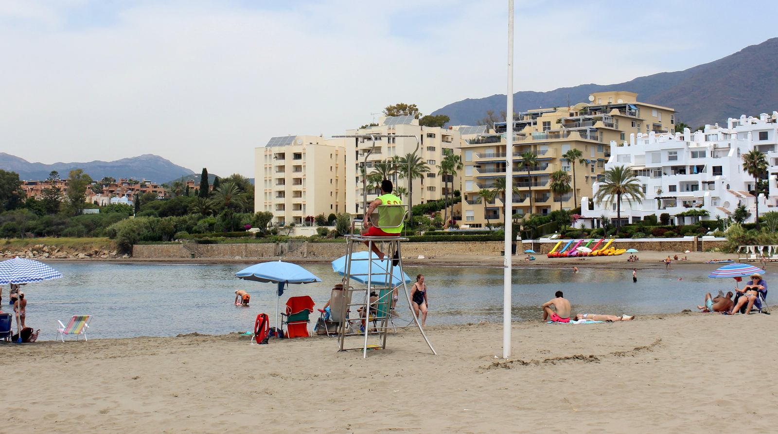 Un socorrista en el litoral de Estepona.