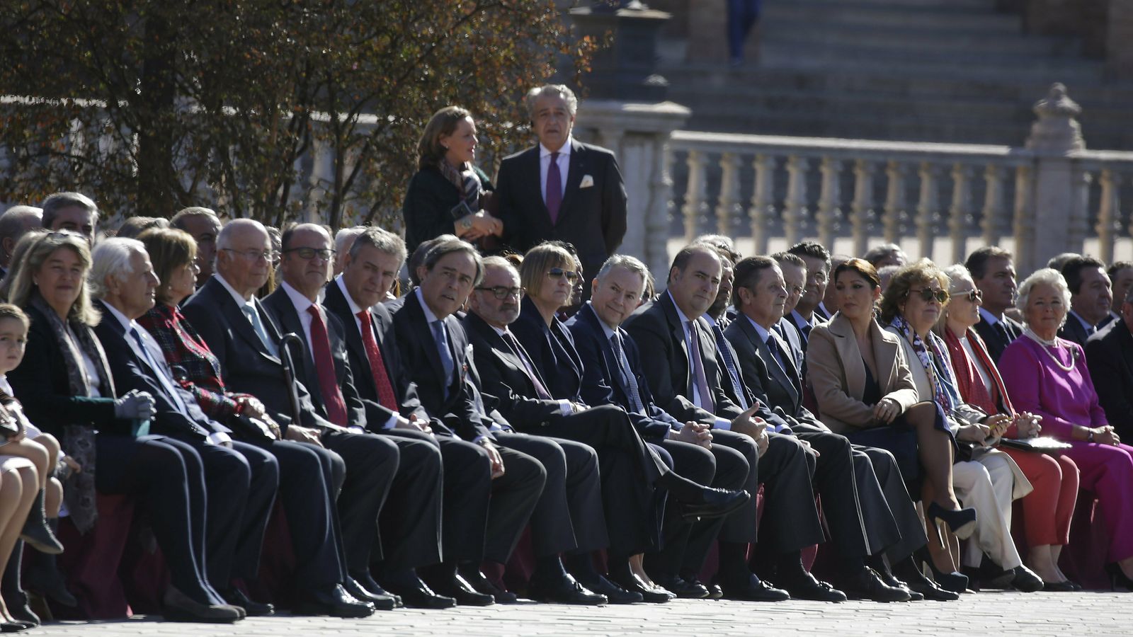 Asistentes al acto en la Plaza de España