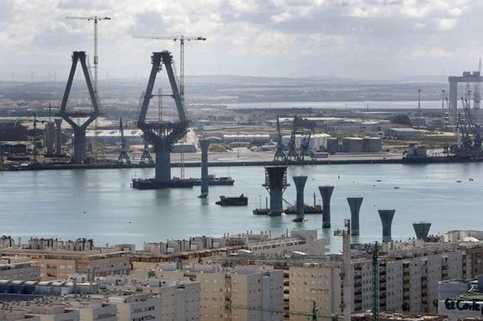 Una visita a lo alto del Pirulí ofrece una singular vista Cádiz. 

Foto: Jose Braza