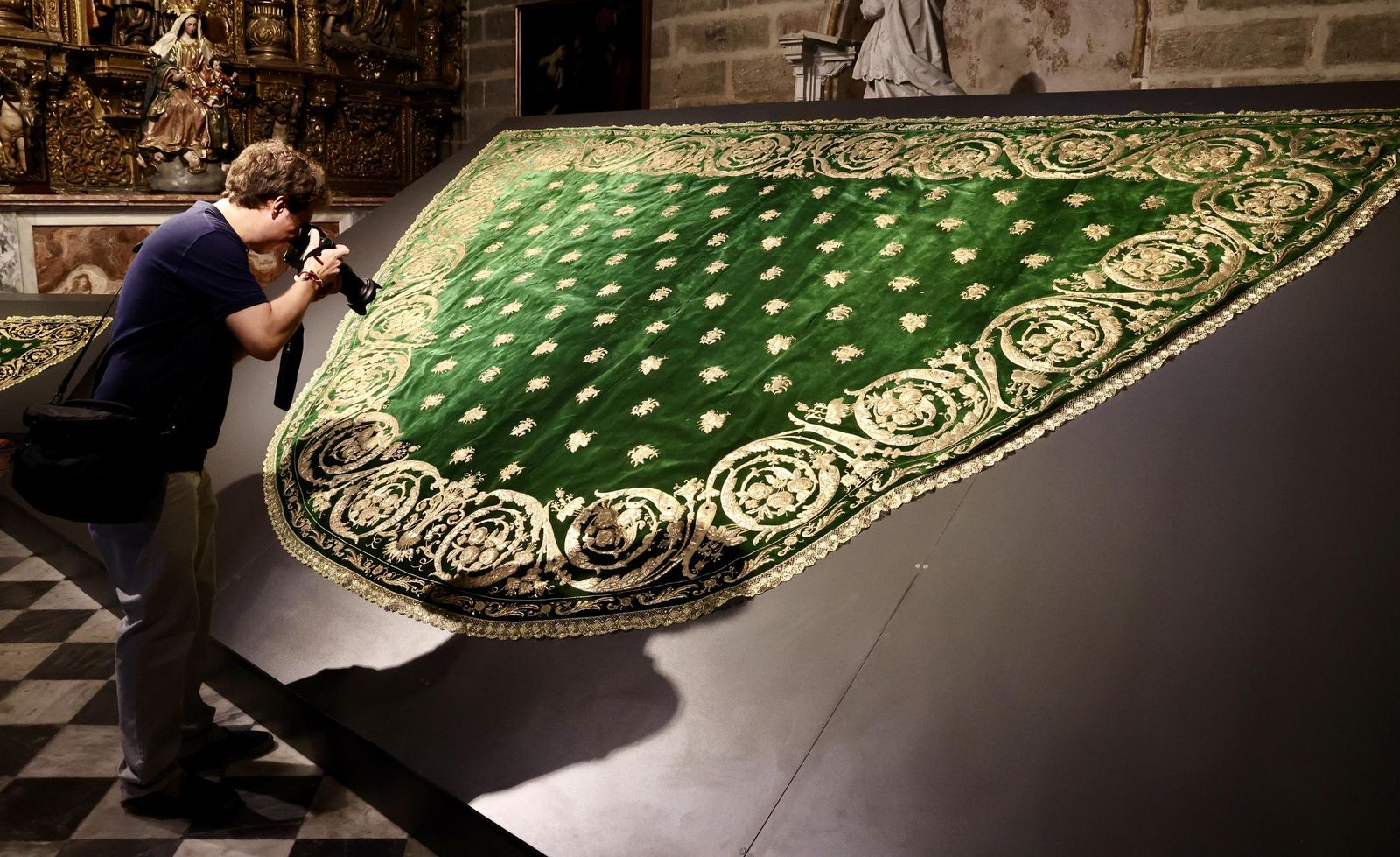 Restauración del manto verde de la Virgen de los Reyes