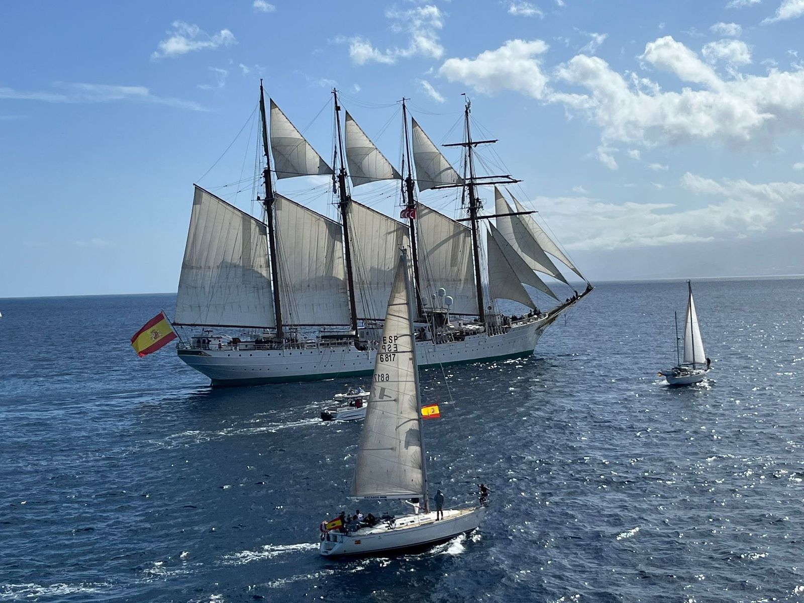 El 'Juan Sebastián de Elcano' por la costa de Tenerife.