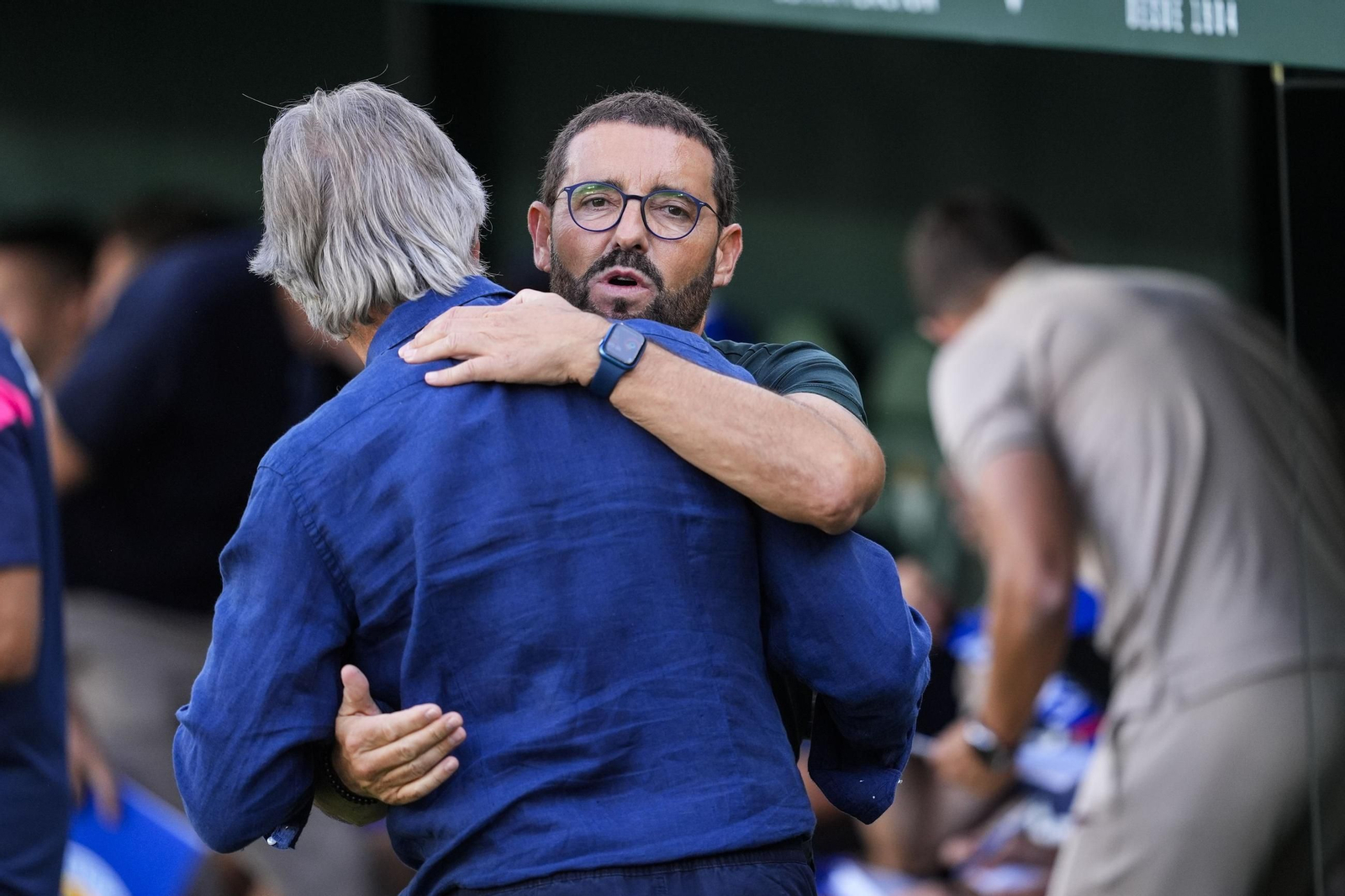 Bordalás y Manuel Pellegrini se saludan antes del inicio del partido de la primera vuelta en el Benito Villamarín.