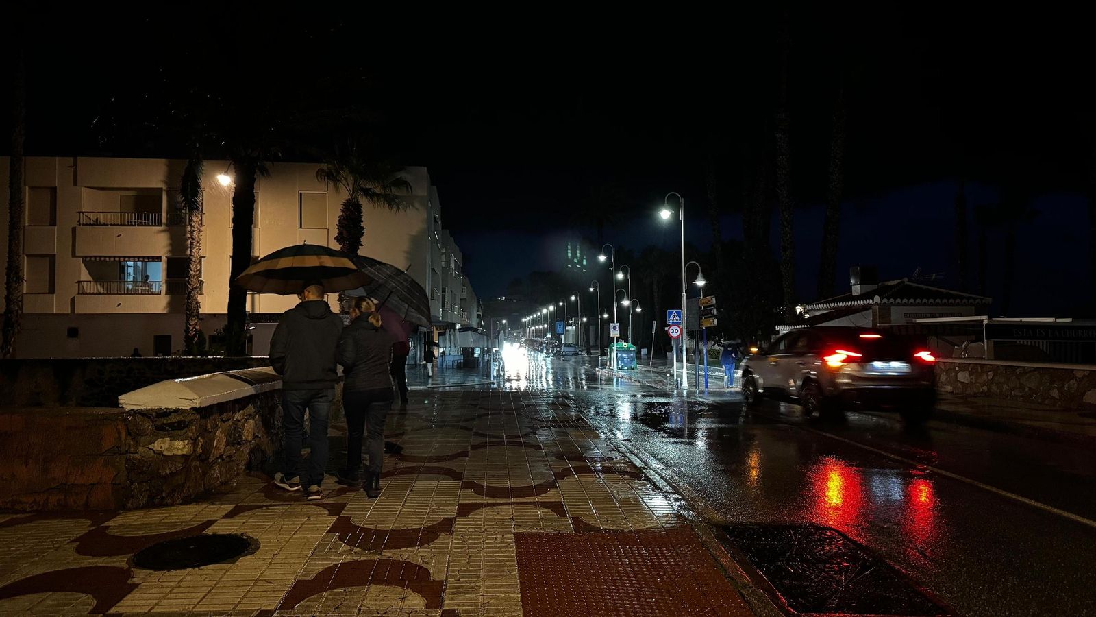 Varios vecinos ven la crecida del río Seco en Almuñécar mientras llueve Varios vecinos ven la crecida del río Seco en Almuñécar mientras llueve