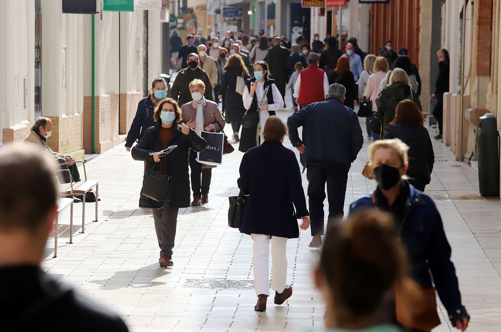 Ambiente en una calle del centro de la capital onubense.