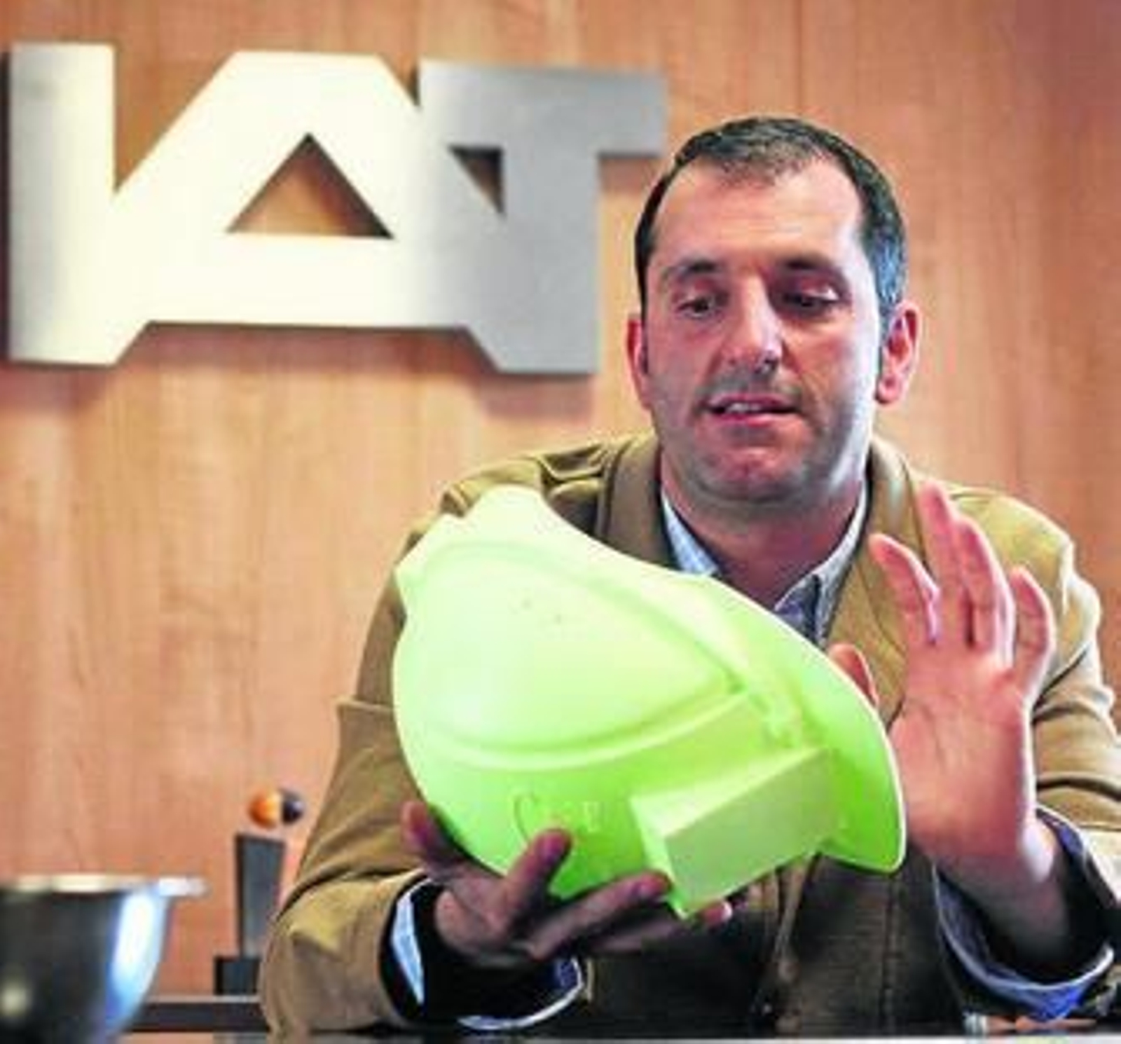 Darío García, creador del casco adquirido por Codelco.