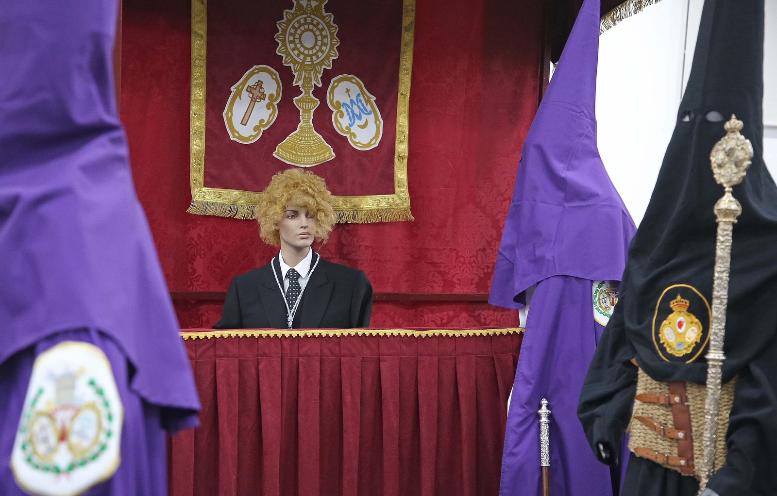 Fotos de la exposición de enseres cofrades en La Línea