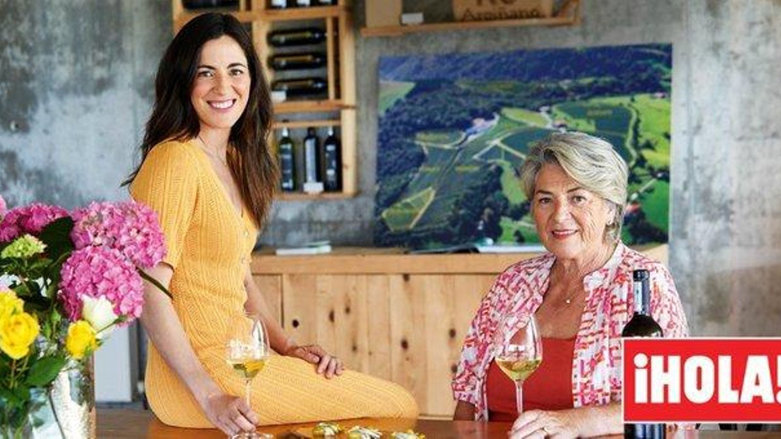 Amaia Arguiñano, hija menor del chef, y su madre, Luisi Ameztoy, en el reciente reportaje publicado por ¡Hola!