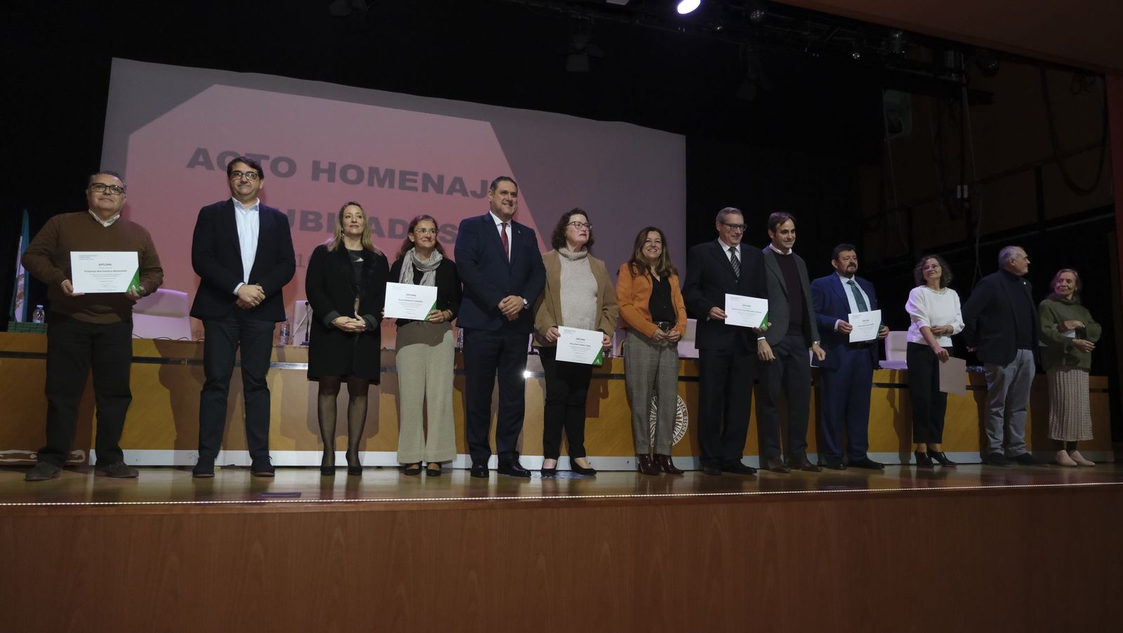 Los maestros docentes jubilados reciben su homenaje en la paraninfo de la UAL