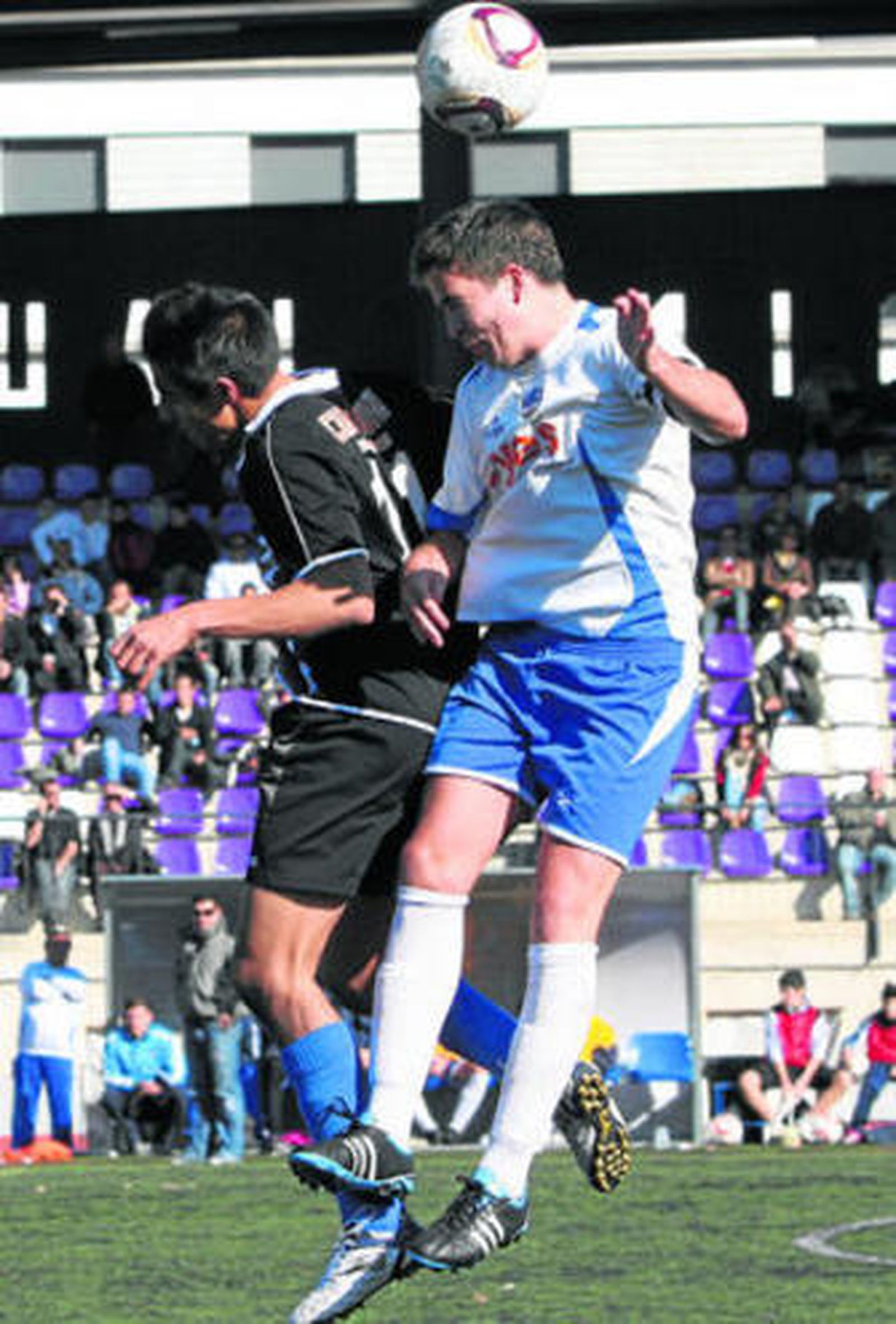 Manolo Soler salta con un contrario por un balón.