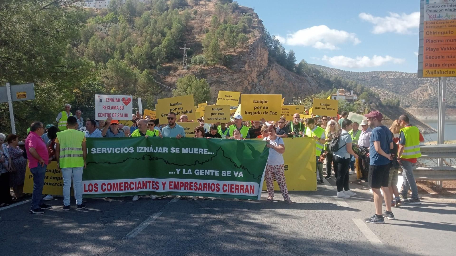 La protesta de Iznájar por el mal estado de las infraestructuras y los servicios públicos, en fotografías