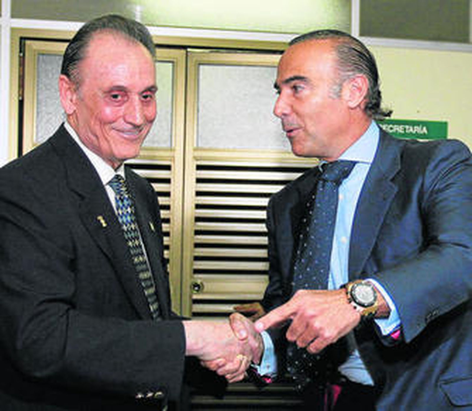 Manuel Ruiz de Lopera y Luis Oliver se dan la mano el pasado miércoles.