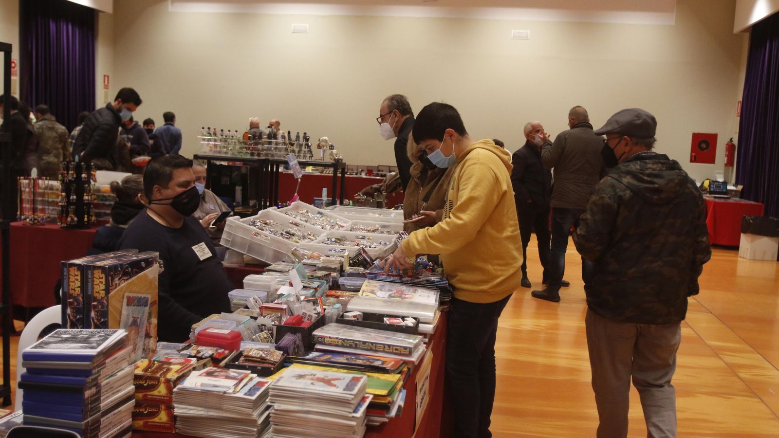 Algunos de los asistentes a la muestra.