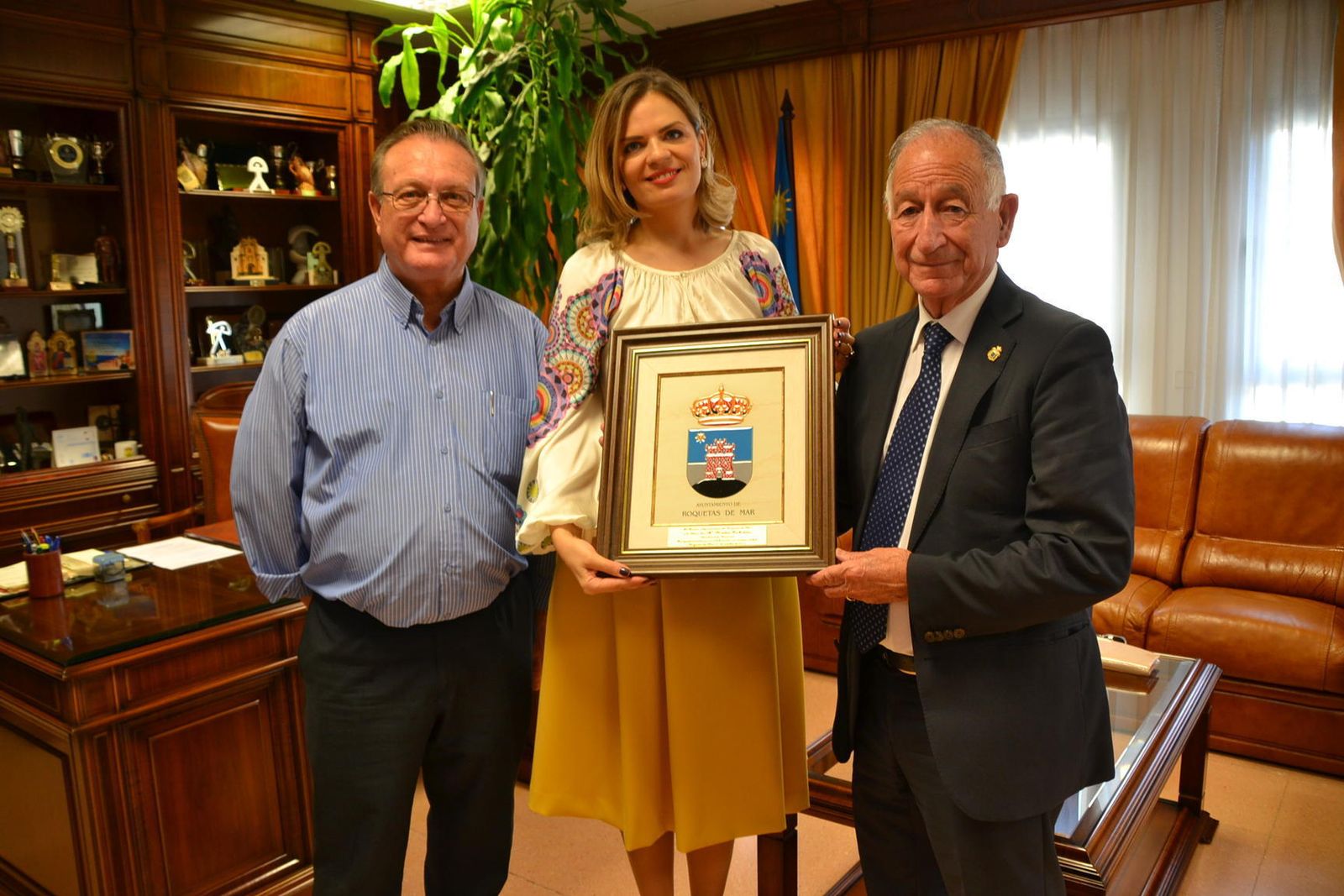 La representante del estado rumano recibió un recuerdo de Roquetas de Mar.