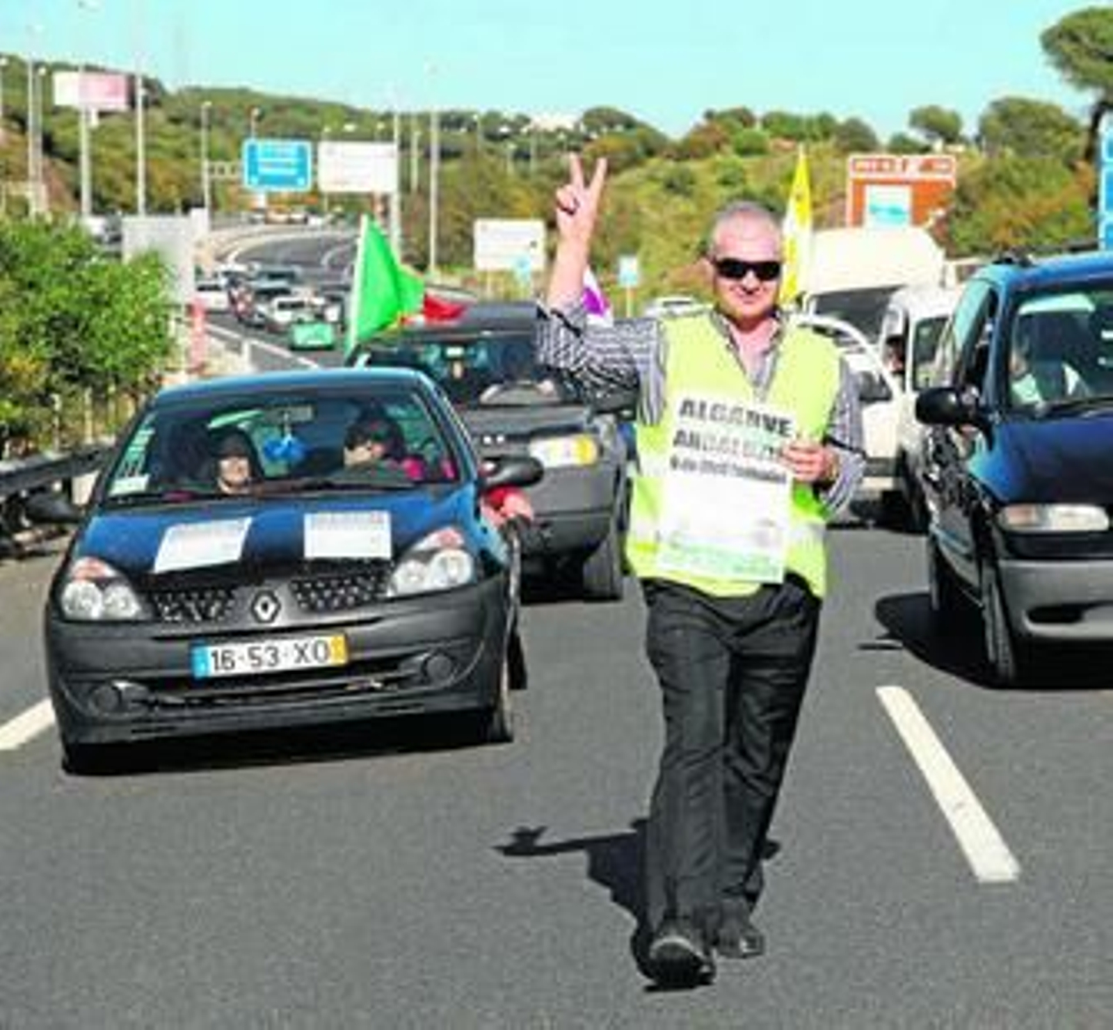 Ciudadanos portugueses y españoles muestran su rechazo al peaje de la A22.