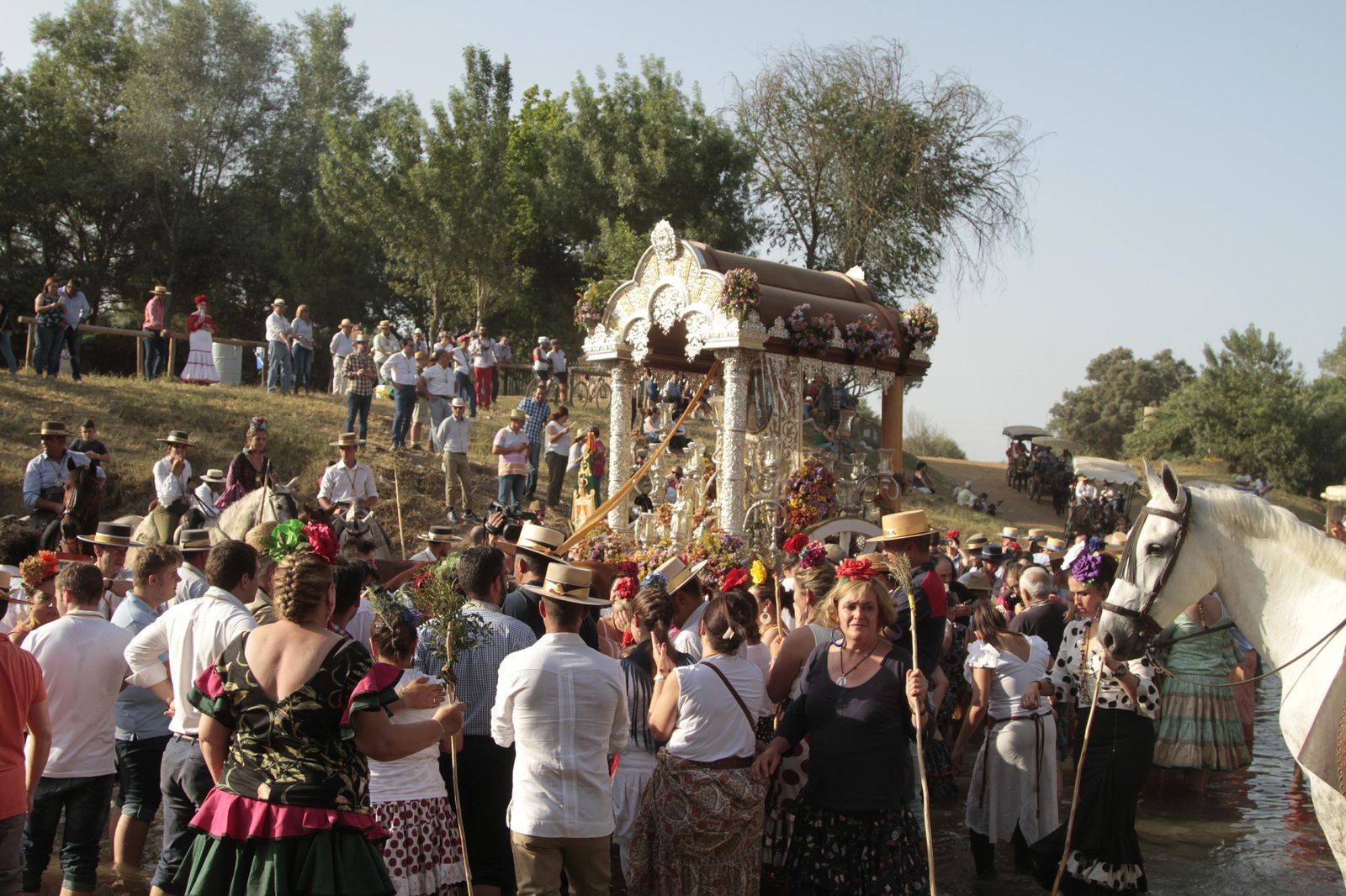 Las hermandades cruzan el vado del Quema