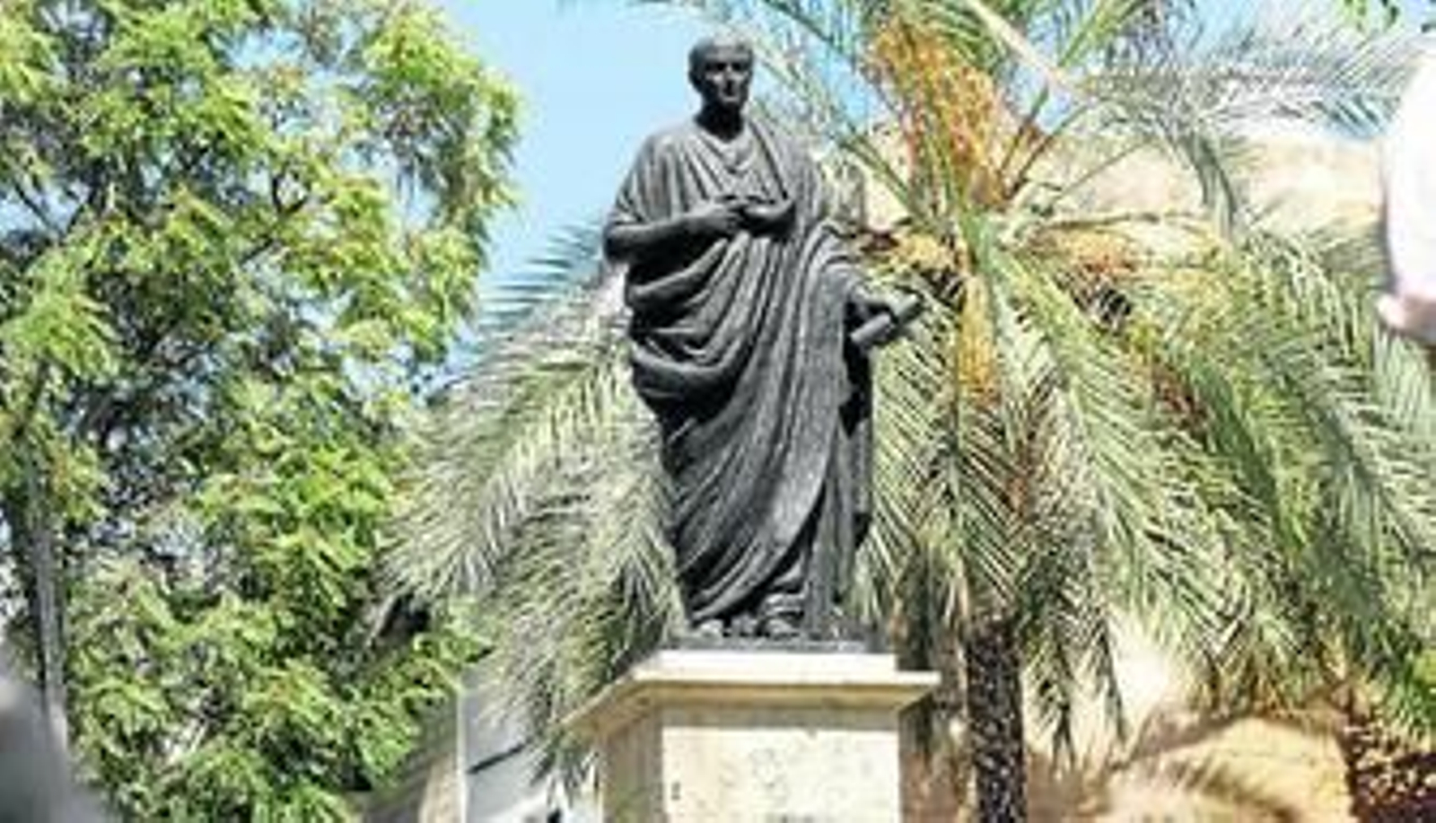 La escultura de Séneca situada junto a la Puerta de Almodóvar.