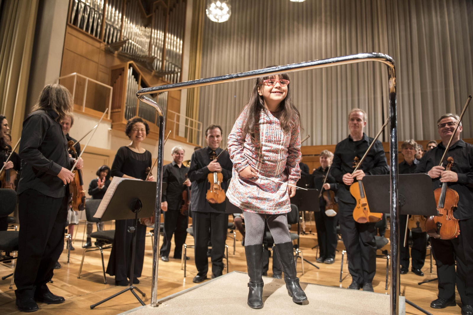 Una pequeña espectadora pudo estar ayer al frente de la OCG.