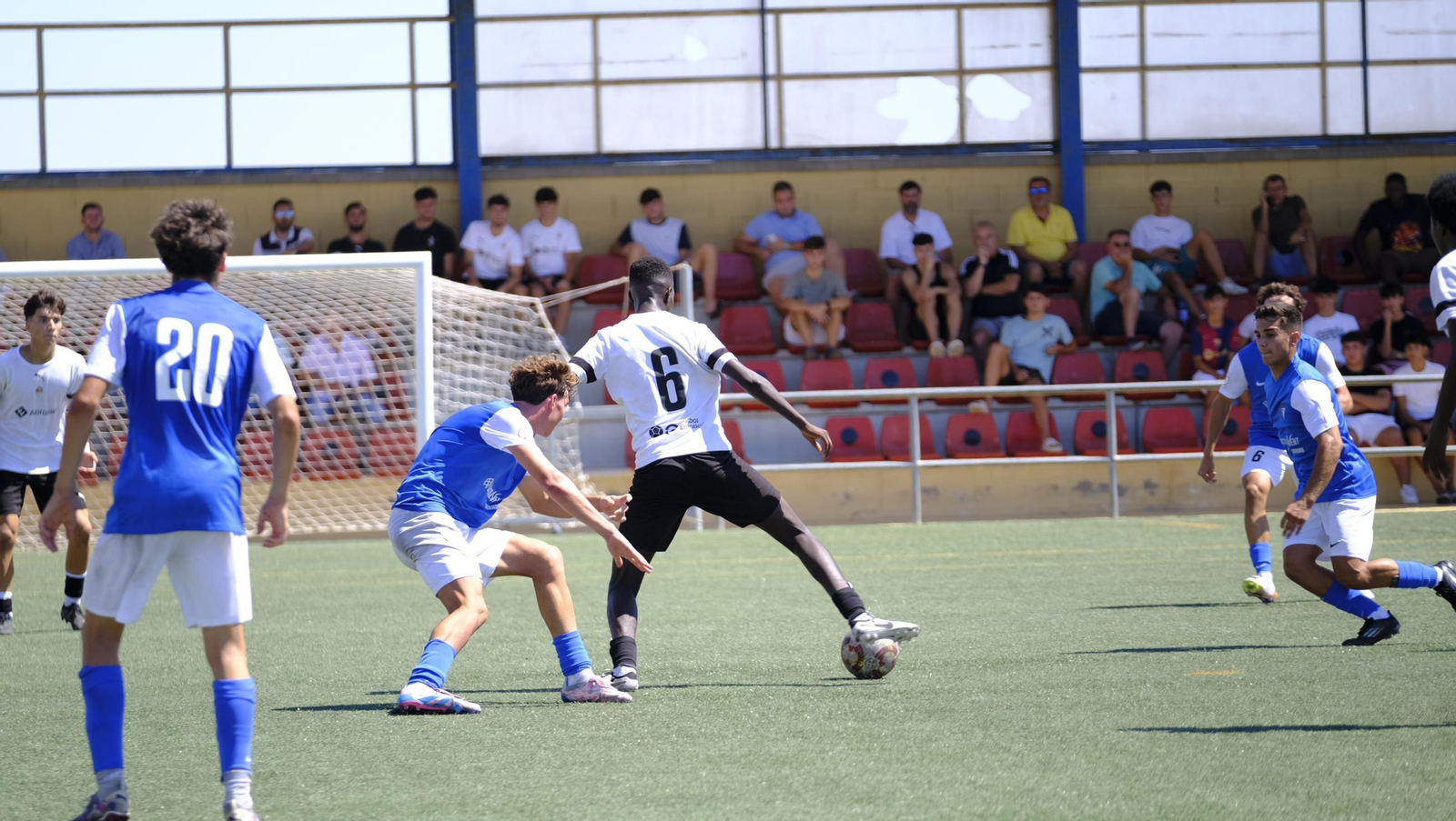 El cañaero Dani Da Costa intenta irse de un rival durante el encuentro de la primera vuelta disputado en tierras almerienses.